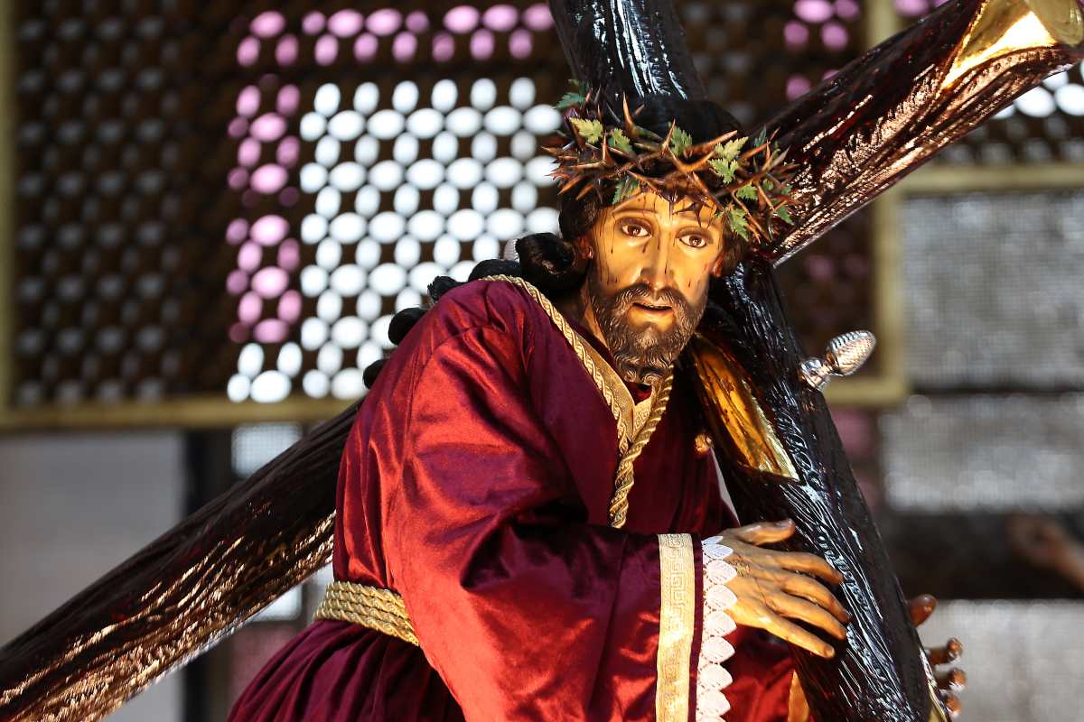 El cortejo procesional de Jesús Nazareno de la Justicia, estará acompañado del rezo del Santo Viacrucis. (Foto Prensa Libre: María Reneé Barrientos Gaytan)