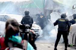 Taxistas y vendedores se enfrentan con la Polica debido al seguro vehicular que impuso el gobierno de la repblica. Los inconformes lanzaron piedras ante las bombas lacrimgenas,



Fotografa Esbin Garcia 19-03-25-