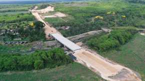 Un proyecto privado de infraestructura avanza en el suroccidente del país llamada Xochi.  

Es una carretera de 30 kilómetros y cuatro carriles que proyecta reducir de 2 horas a 30 minutos el paso entre San Antonio y Cuyotenango, Suchitepéquez.

Se tiene previsto que la carretera opere en 2025 y que transiten unos 10 mil vehículos al día, el 30% transporte pesado.

Foto: 
BYRON RIVERA 
19/02/2025