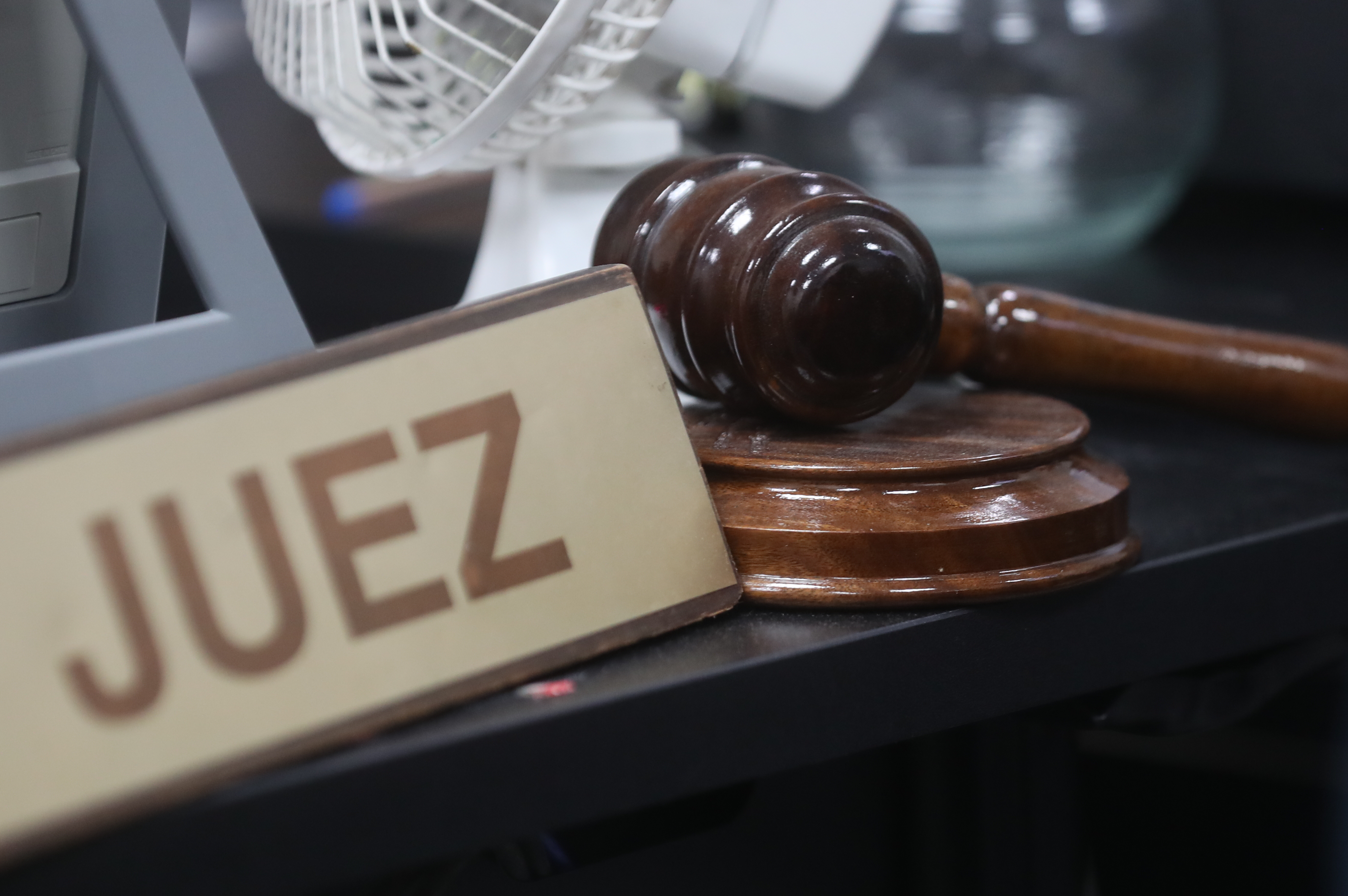 Mazo de corte, martillo de juez puede observar la imagen en el escritorio del juez Pedro Rodolfo Laynez, del juzgado cuarto de primera instancia penal.


Foto. Prensa Libre: Erick Avila Solis  05/03/2025