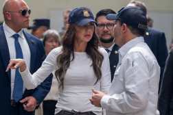 La Secretaria de Seguridad Nacional de EE.UU., Kristi Noem (C), junto al Ministro de Justicia y Seguridad Pública, Gustavo Villatoro (D), recorre el Centro de Reclusión de Terroristas (CECOT) en Tecoluca, El Salvador, el 26 de marzo de 2025. (Foto Prensa Libre: AFP)