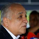 AME3969. CIUDAD DE PANAMÁ (PANAMÁ), 30/03/2025.- El diputado del partido Realizado Metas (RM), Luis Eduardo Camacho, da declaraciones a medios desde la embajada de Nicaragua este domingo, en Ciudad de Panamá (Panamá). La Policía de Panamá recibió una alerta de Interpol contra el expresidente Ricardo Martinelli (2009-2014), al que el pasado jueves se le otorgó un salvoconducto para dejar la embajada nicaragüense, donde ha estado asilado desde febrero de 2024 tras ser condenado por corrupción, pero aclaró que esta notificación no va a interrumpir su salida prevista el lunes hacia Nicaragua. EFE/ Bienvenido Velasco