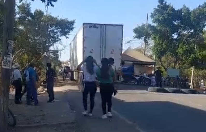 Pobladores quitan bloqueo en la ruta hacia aduana Pedro de Alvarado