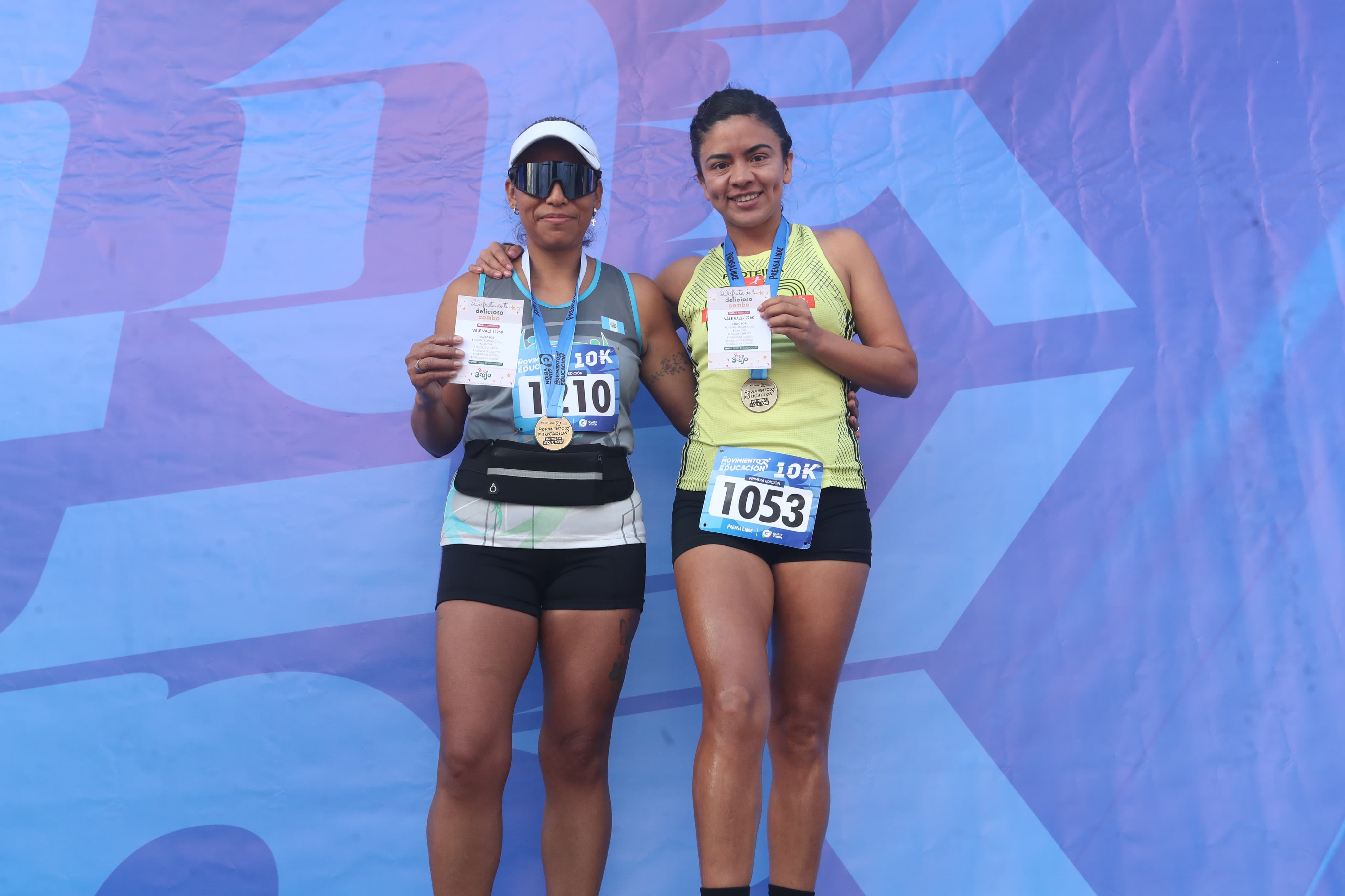 Las ganadoras de la categoría femenina de 10K suben al escenario para recibir sus premios. (Foto Prensa Libre: Byron Rivera Baiza)