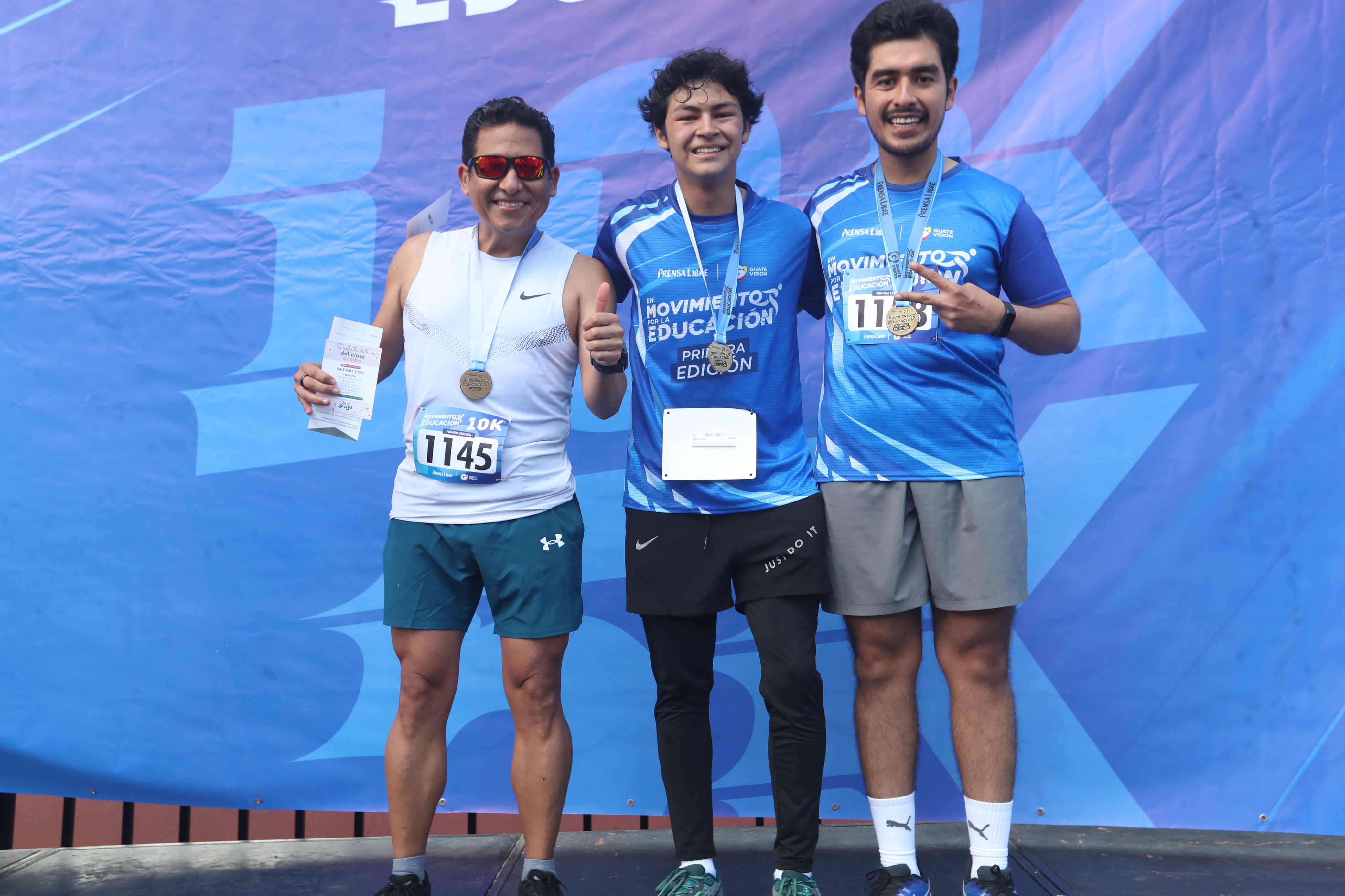 Los ganadores de la categoría masculina de 10K, portan sus medallas y premios al finalizar la carrera. (Foto Prensa Libre: Byron Rivera Baiza)