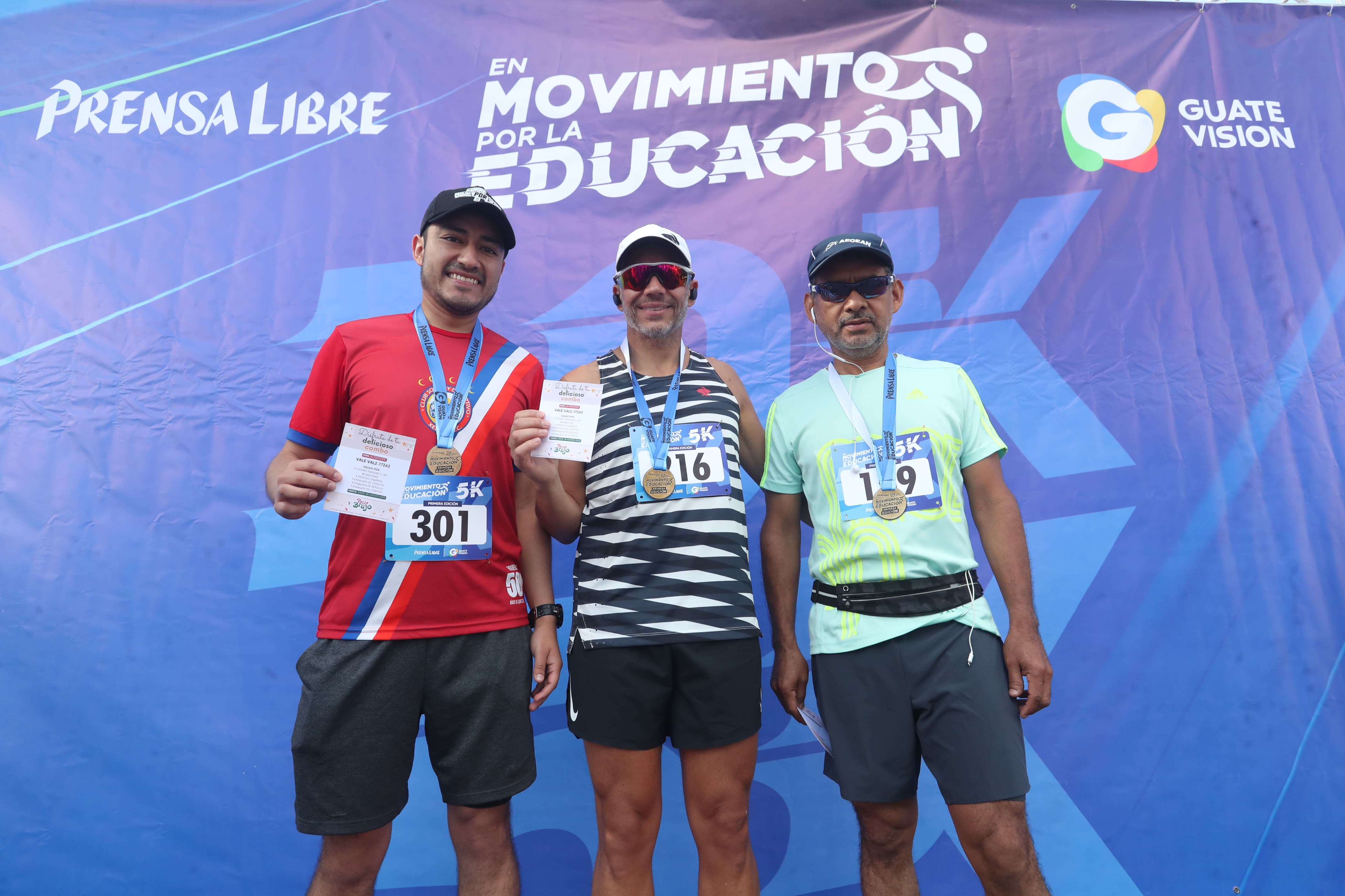 Al finalizar la carrera, los primeros tres lugares de la categoría de 5K recibieron premios. (Foto Prensa Libre: Byron Rivera Baiza) 