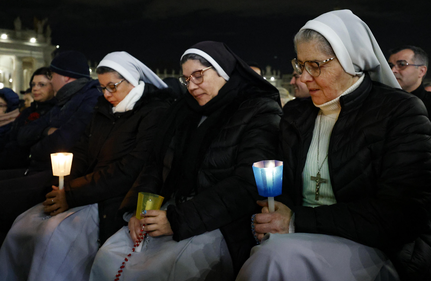 Monjas rezan por el papa Francisco en el Vaticano. EFE