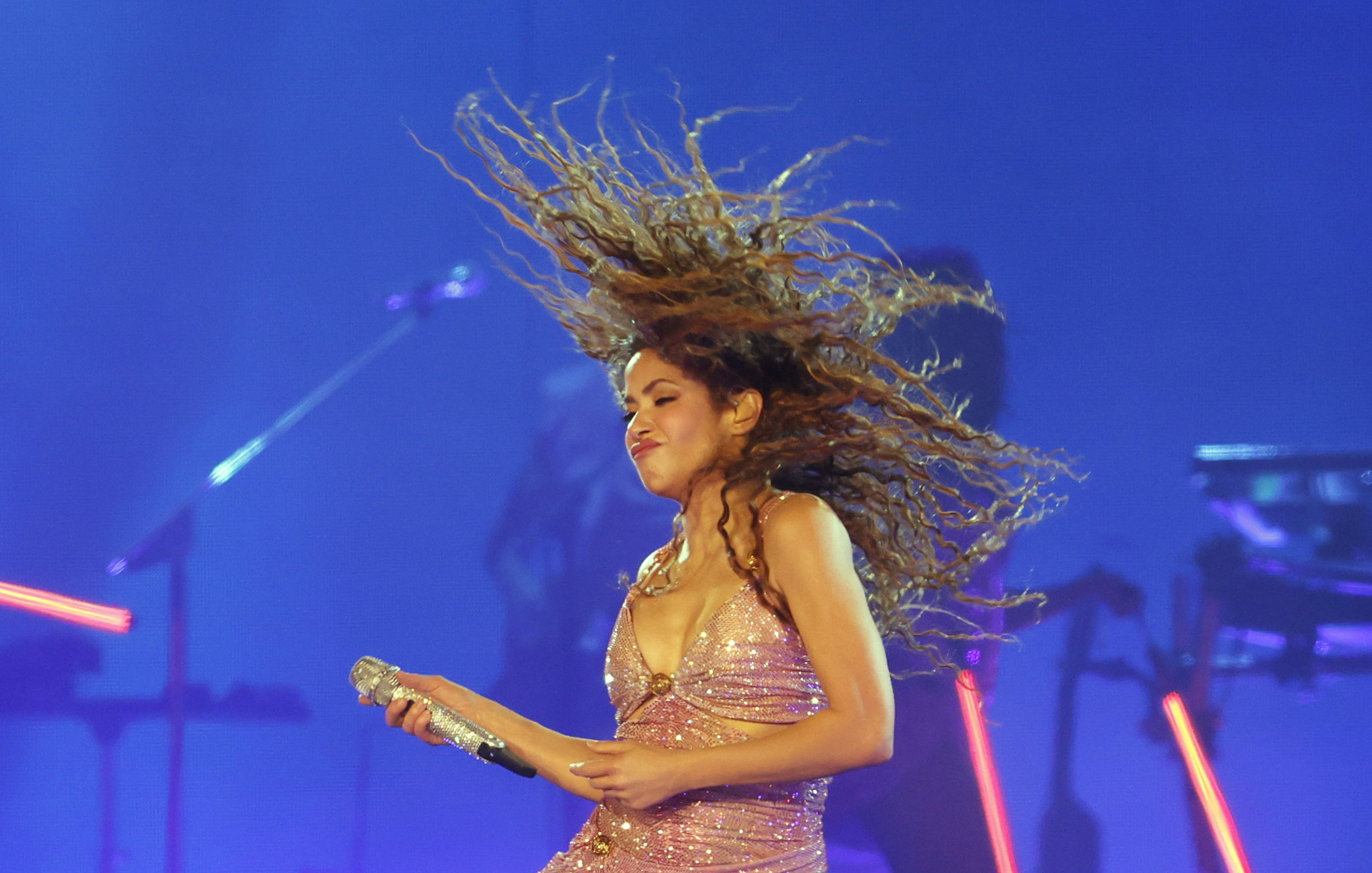 AME4049. BOGOTÁ (COLOMBIA), 26/02/2025.- La cantante colombiana Shakira se presenta este miércoles, en el estadio El Campín en Bogotá (Colombia). Shakira presentó el primero de los dos conciertos que la artista dará en Bogotá como parte de la gira 'Las mujeres ya no lloran'. EFE/ Mauricio Dueñas