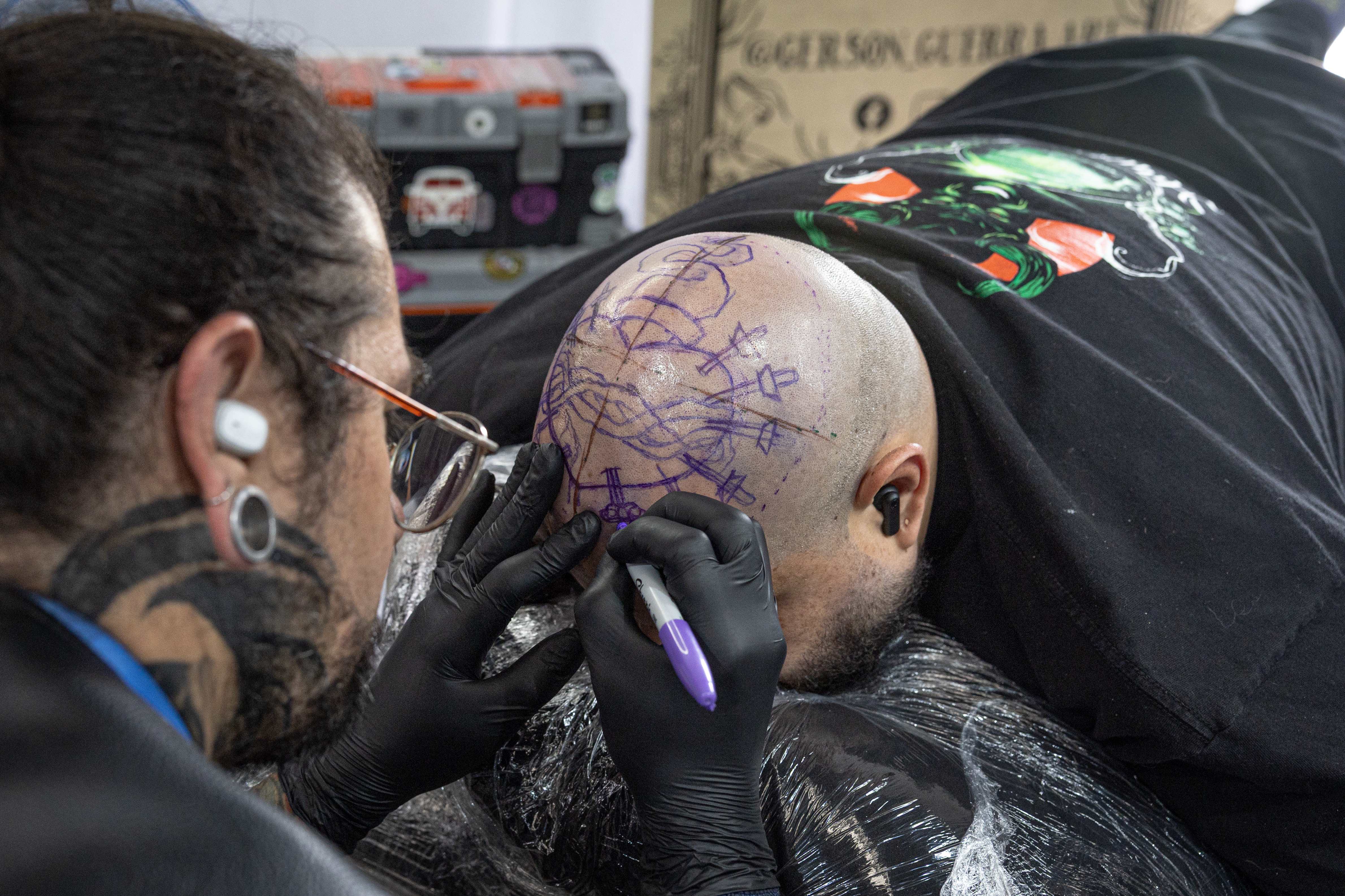 A person tattoo this Saturday, during the tenth edition of the Expotatto of Guatemala. (Free Press Photo: EFE)