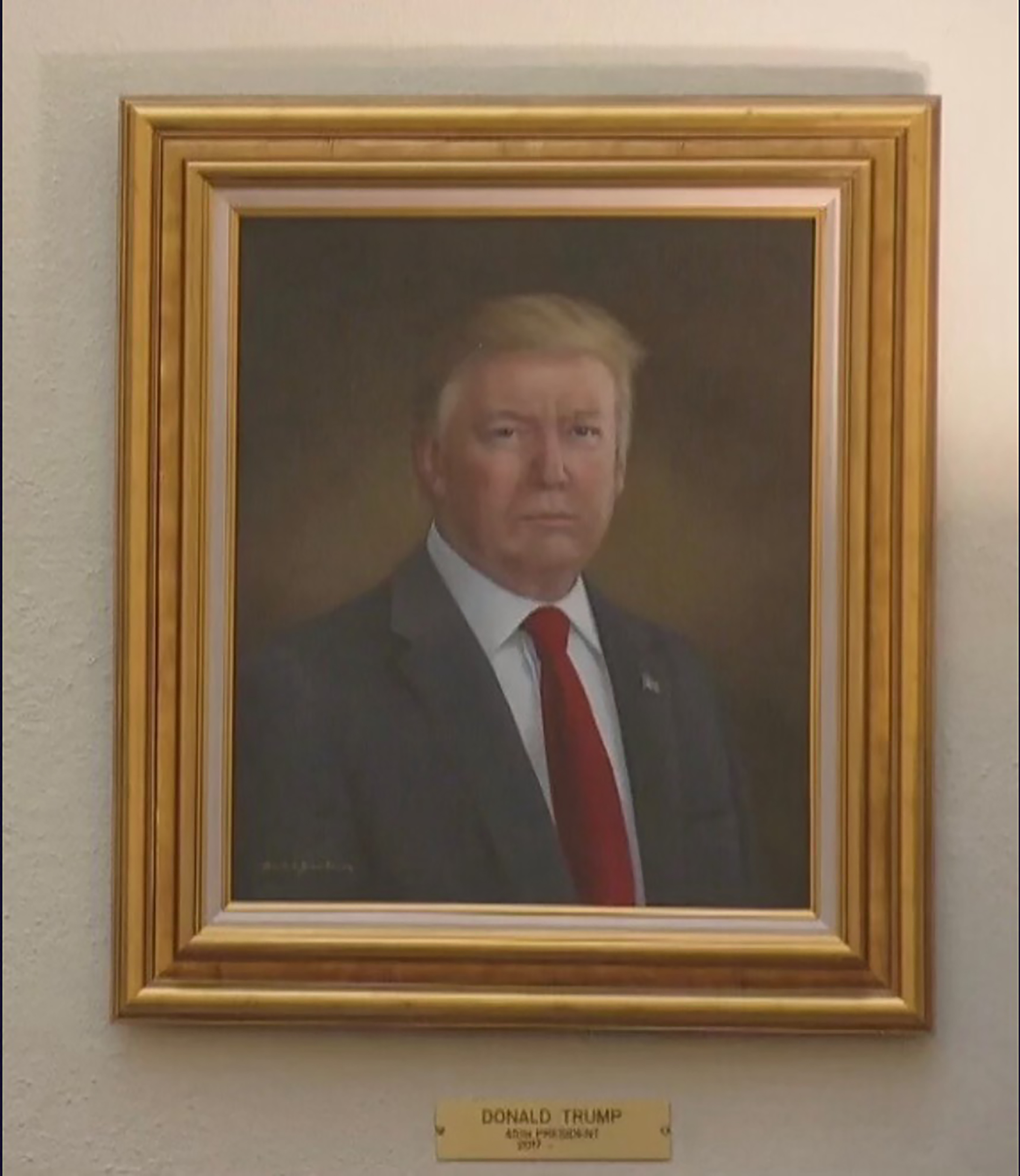 Trump acusa a Jared Polis, gobernador de Colorado, de exhibir un retrato suyo desfigurado a propósito