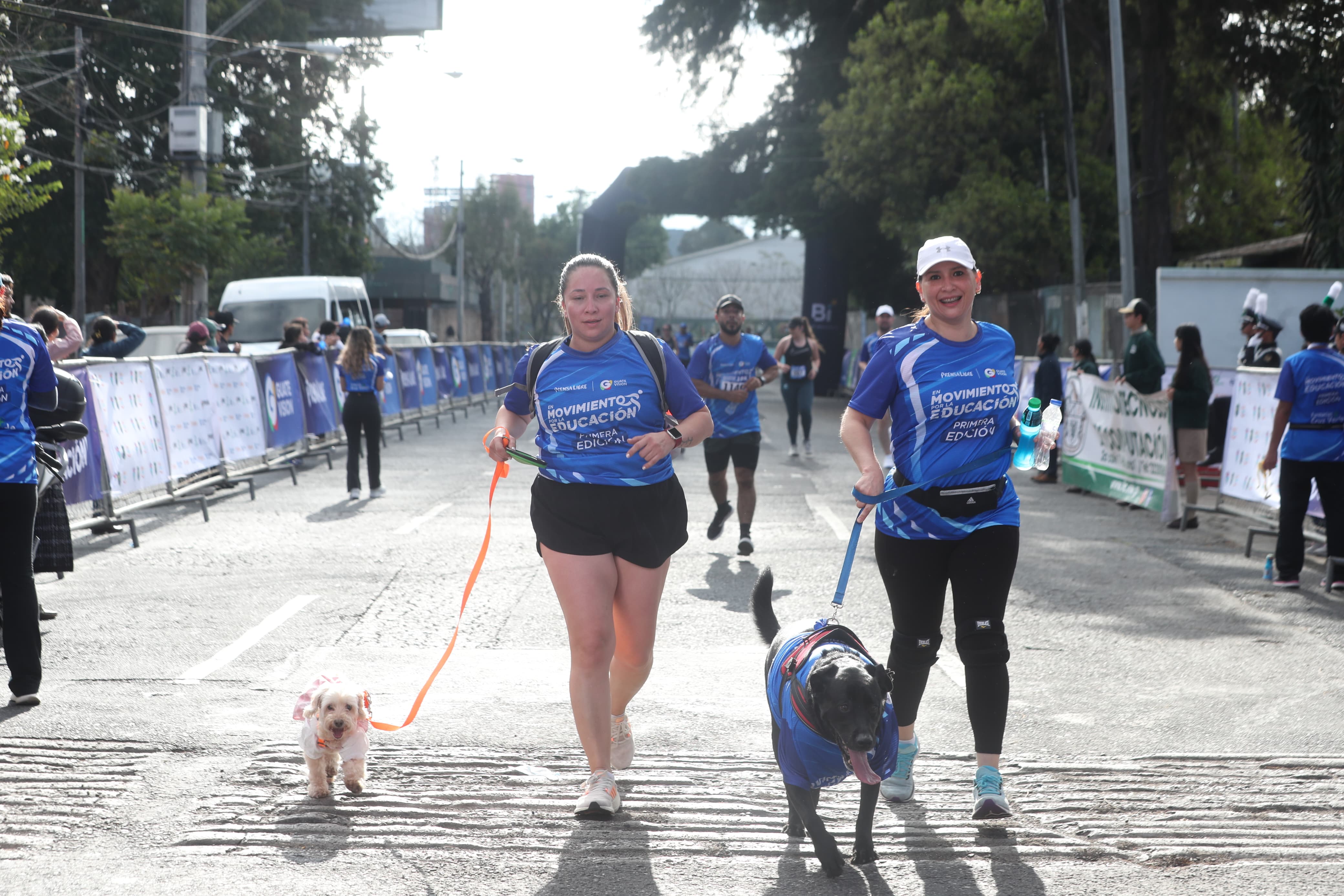 Las mascotas acompañaron a sus dueños durante el recorrido de la carrera. (Foto Prensa Libre: Byron Rivera Baiza)