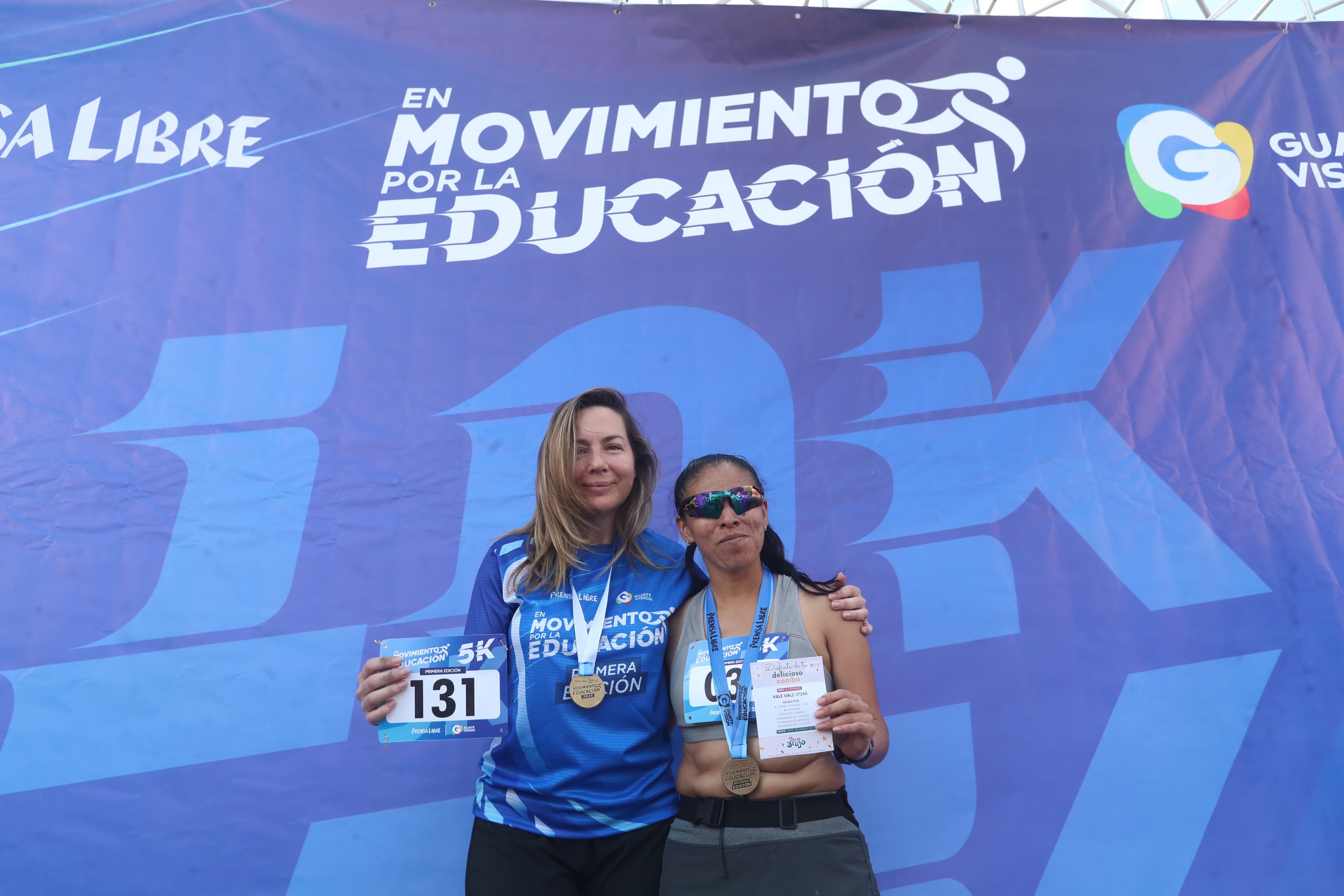 Las ganadoras de la categoría femenina de 5K muestran sus premiso y medallas. (Foto Prensa Libre: Byron Rivera Baiza)