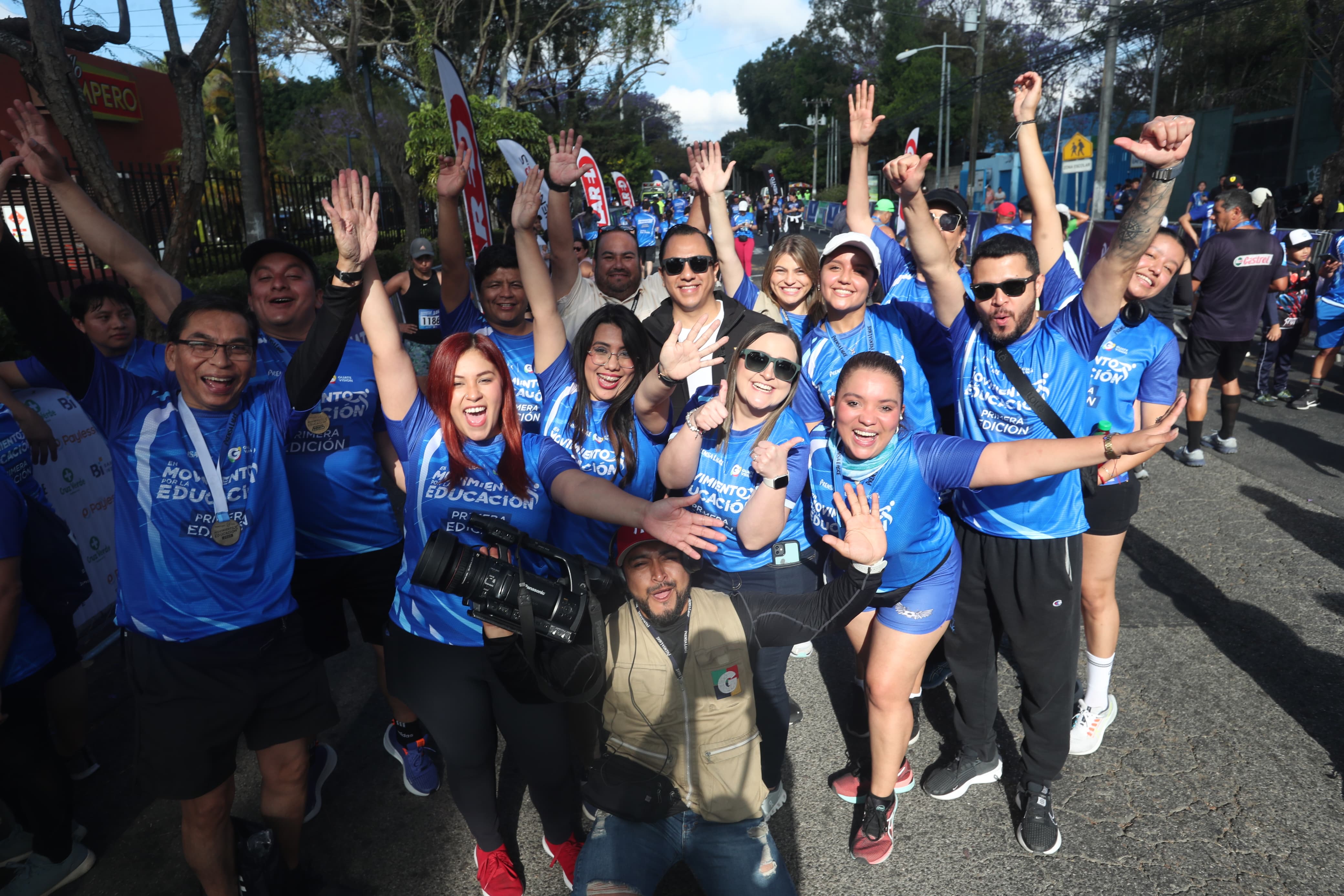 El equipo de periodistas y presentadores de Prensa Libre y Guatevisión participaron en la carrera y animaron el trayecto de los corredores. (Foto Prensa Libre: Byron Rivera Baiza)
