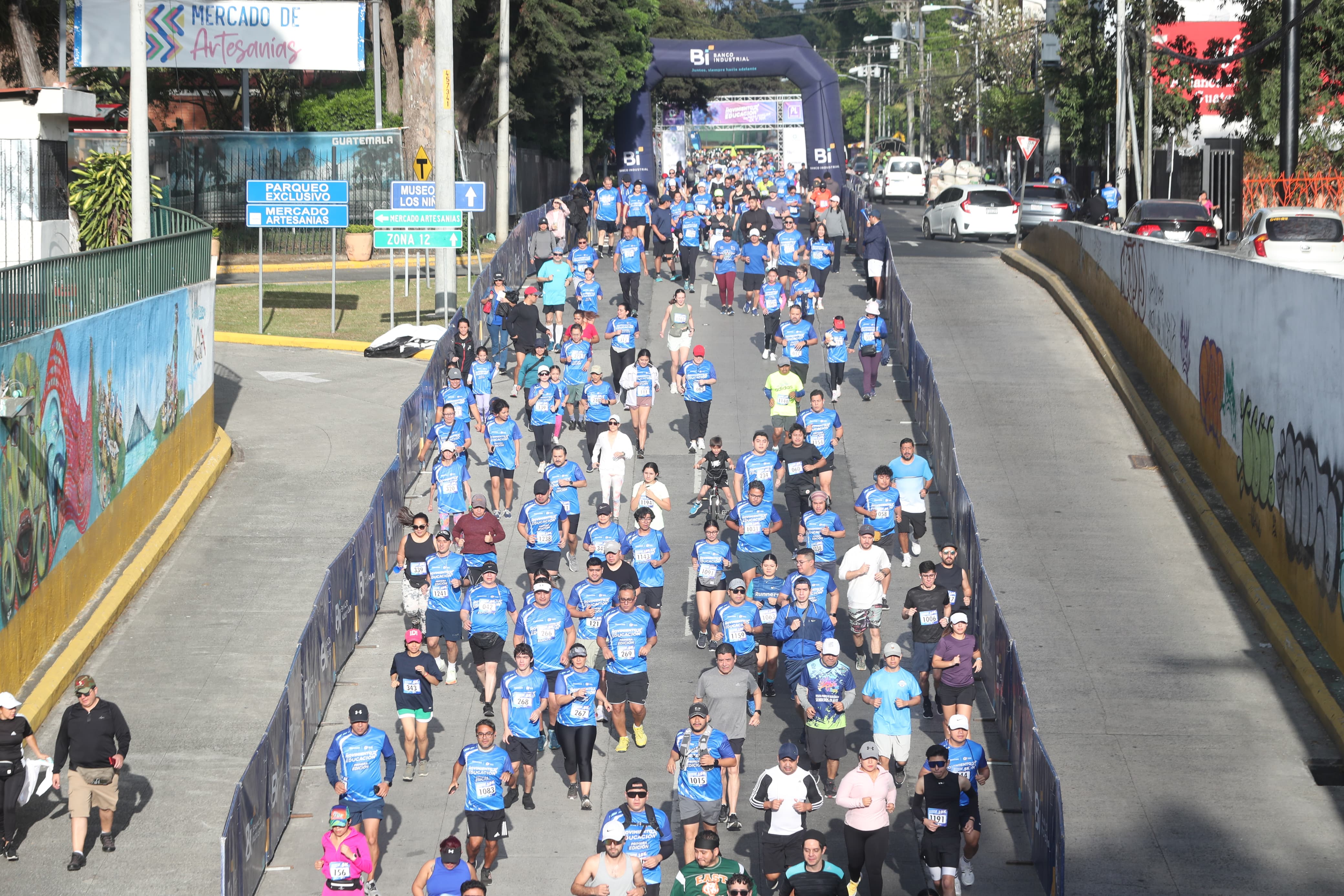 La donación de suscripciones de los corredores brinda acceso a contenido educativo de forma impresa y digital durante el ciclo escolar, lo que permitirá prepararse para su futuro profesional y laboral. (Foto Prensa Libre: Byron Rivera Baiza)