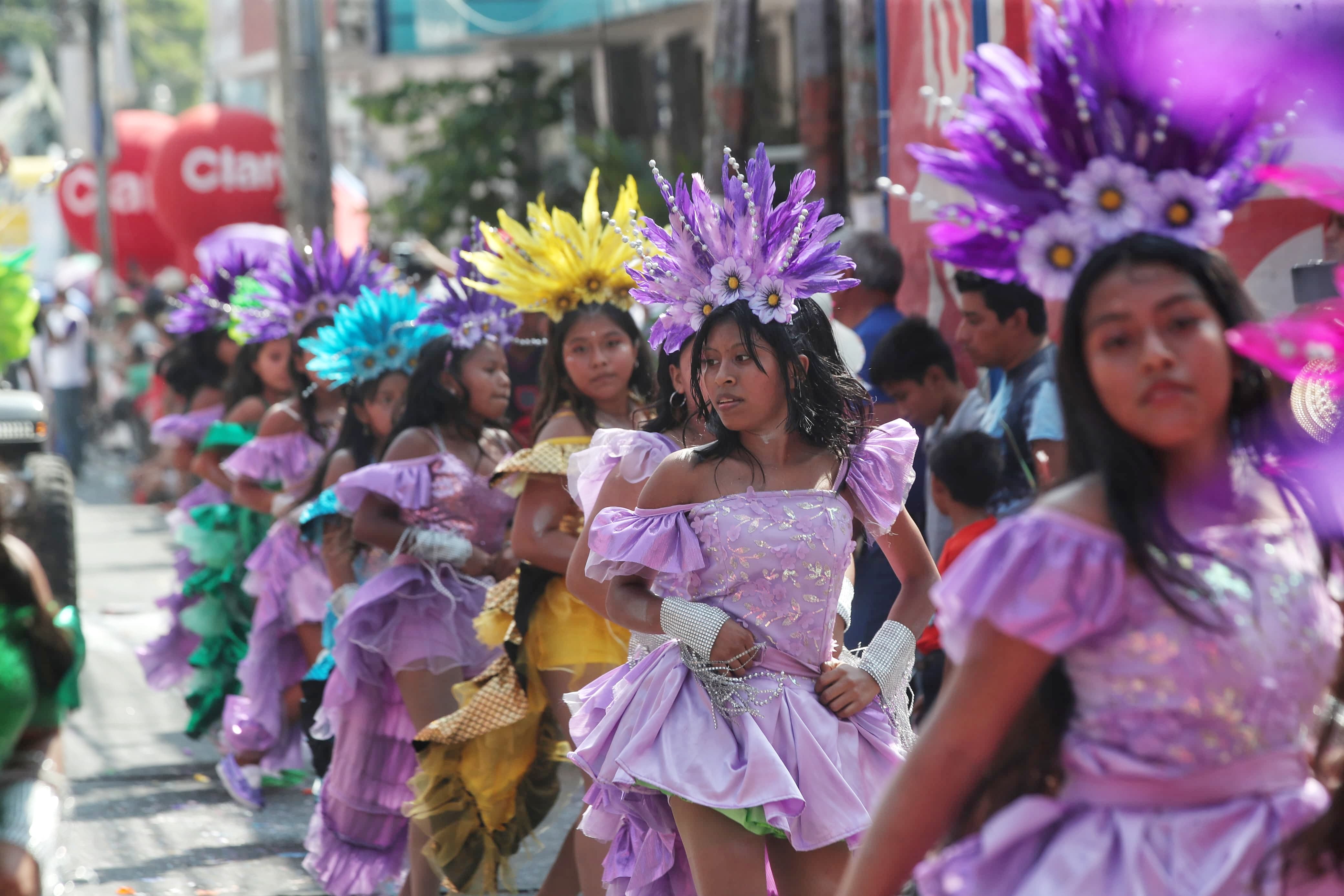 Carrozas coloridas y bailes de temporada marcaron el tradicional martes de carnaval en Mazatenango, Suchitepéquez. (Foto Prensa Libre: Byron Rivera Baiza)