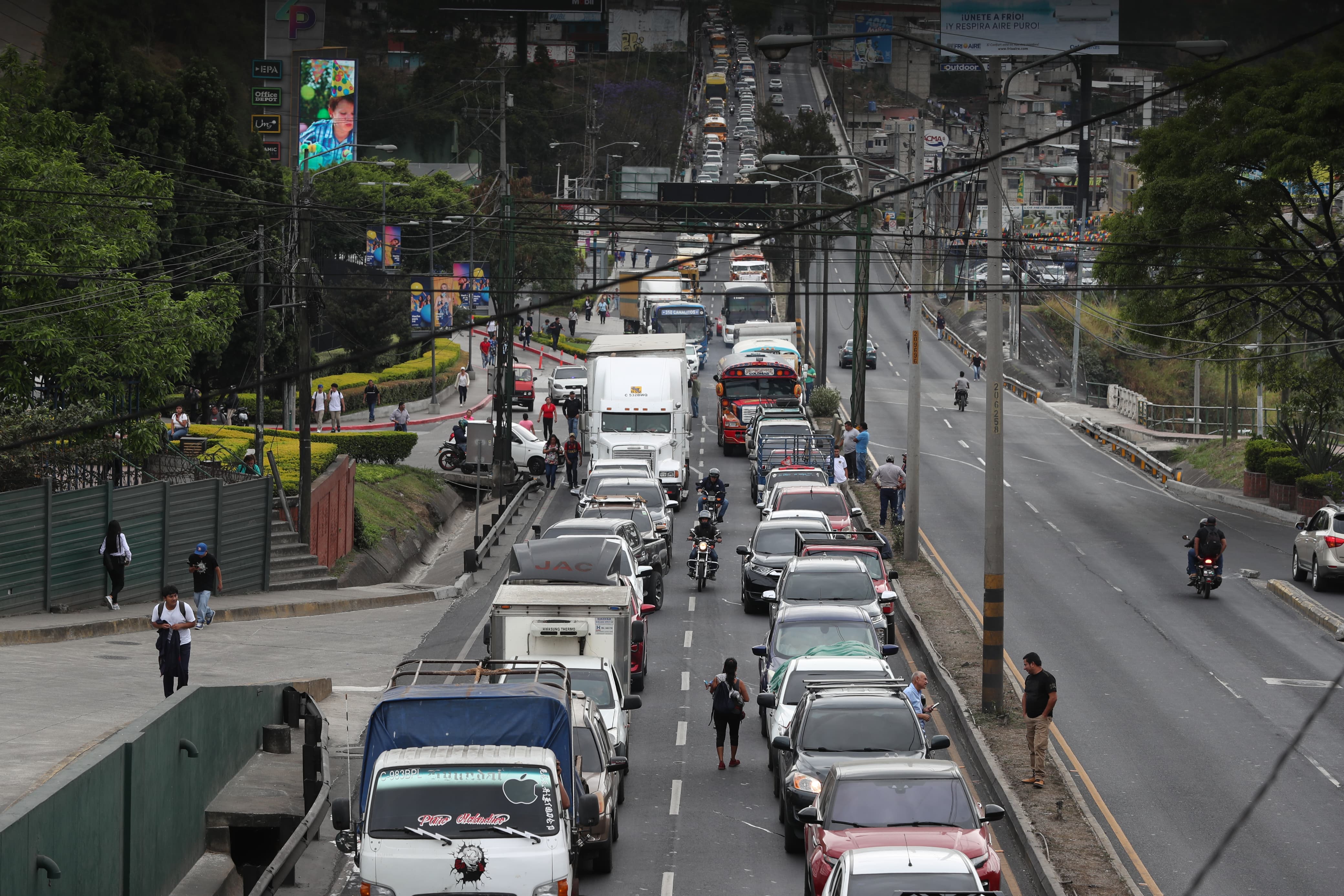 La normativa establece establecen disposiciones para motocicletas, automóviles particulares, transporte de pasajeros y de carga. (Foto Prensa Libre: Esbin García)