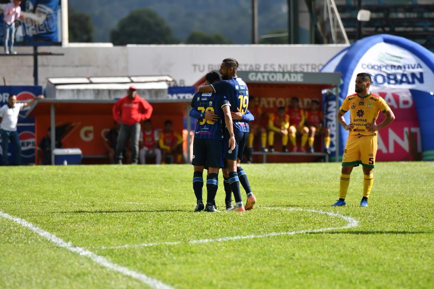 Con pelea incluida entre propios jugadores, Cobán golea en casa Marquense