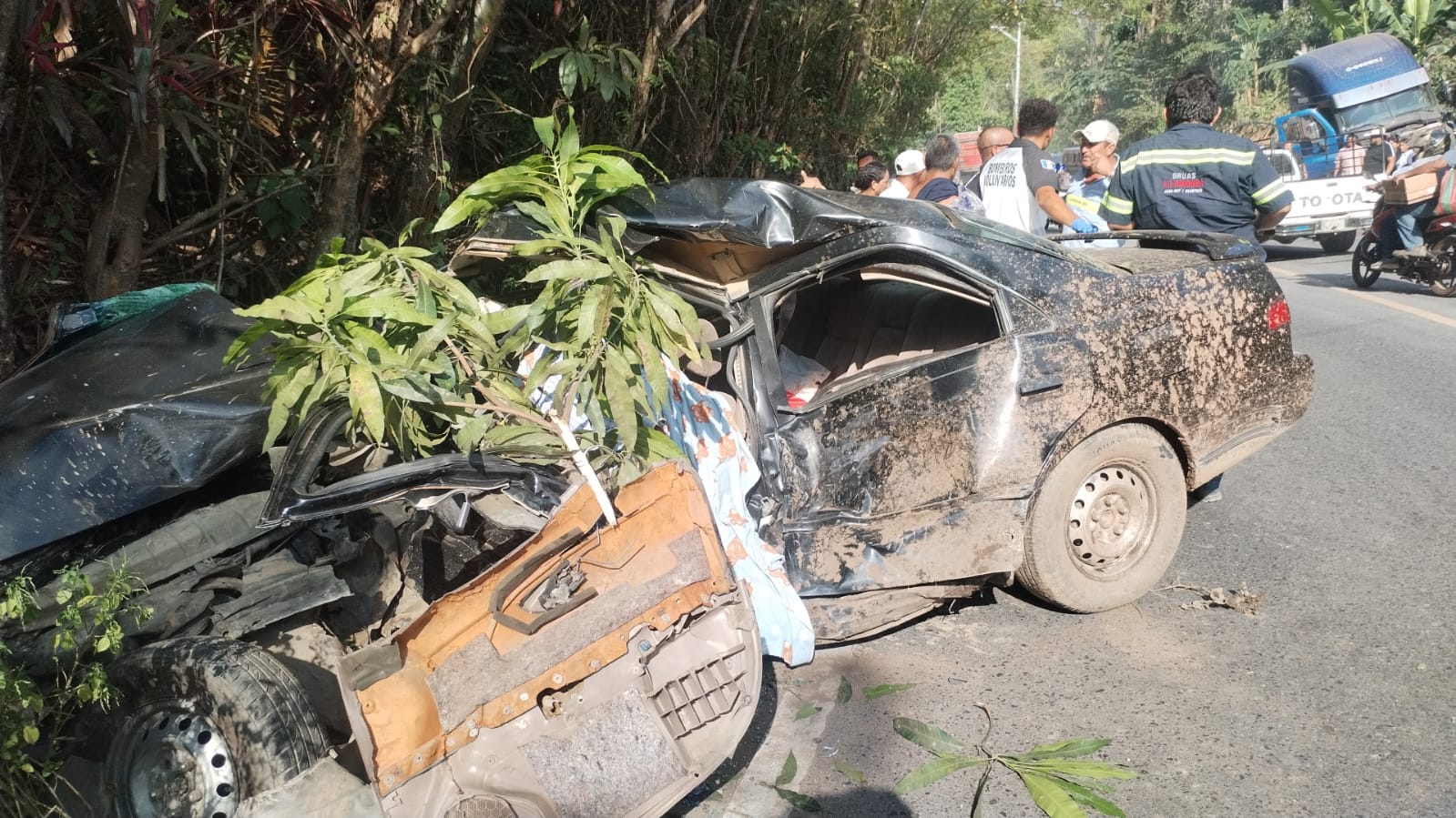 Tráiler cargado choca con automóvil y causa tragedia en Izabal
