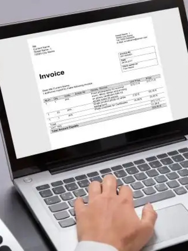 Factura electrónica persona trabajando en computadora