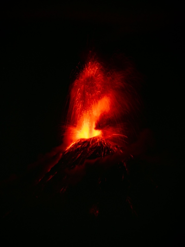 Erupción del Volcán de Fuego la madrugada del 10 de marzo de 2025. (Foto Prensa Libre: Ricky López Bruni)