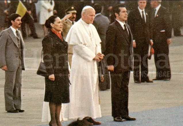 El 6 de marzo de 1983, el Papa Juan Pablo II, arriba a Guatemala durante su primera visita. El Pontífice es recibido por el presidente de facto Efraín Ríos Montt y su esposa, Teresa Sosa. (Foto: Hemeroteca Prensa Libre)