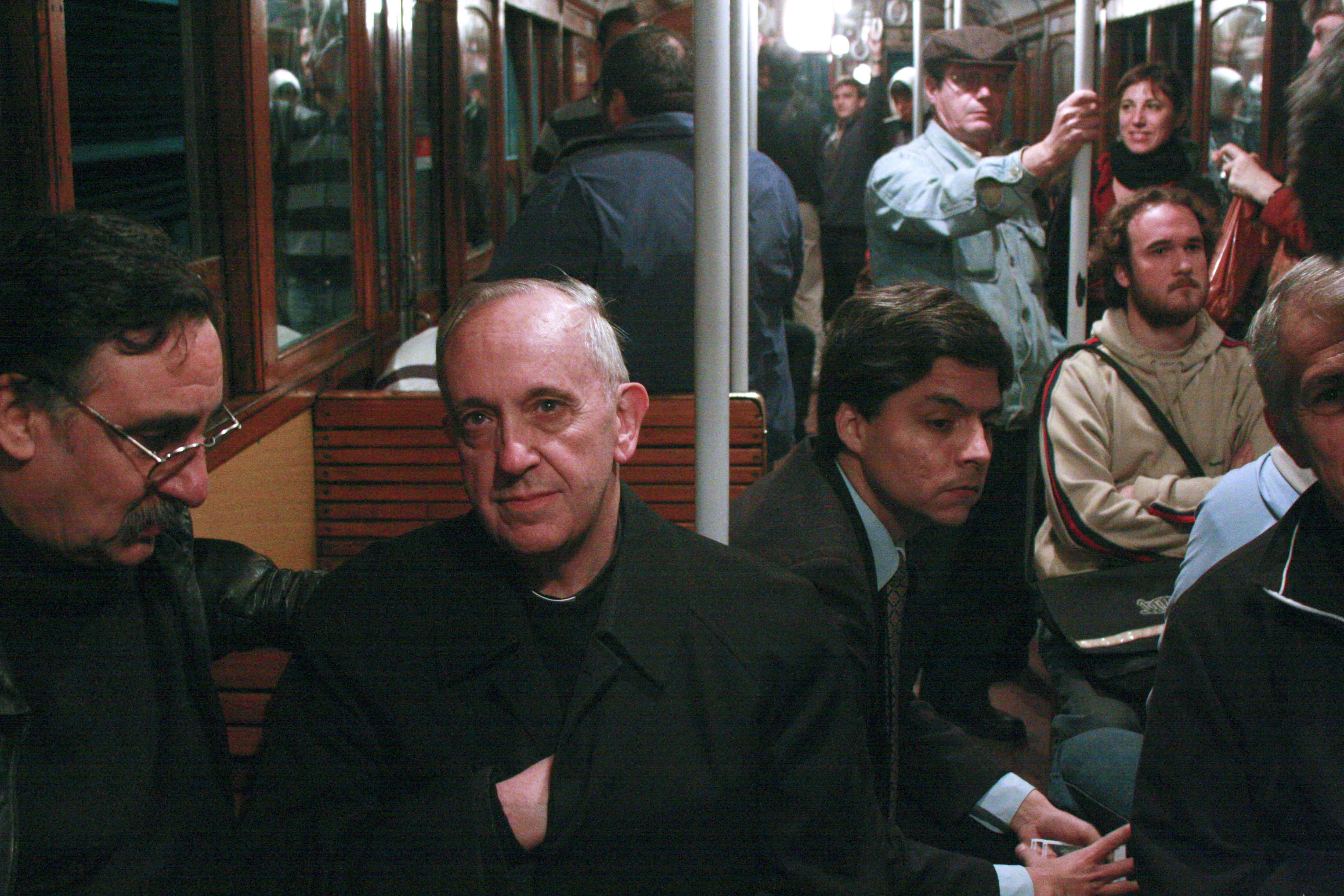 El papa Francisco cuando era el cardenal, Jorge Mario Bergoglio (centro) viajando en el metro de Buenos Aires, Argentina en 2008. (Foto Prensa Libre: EFE) 