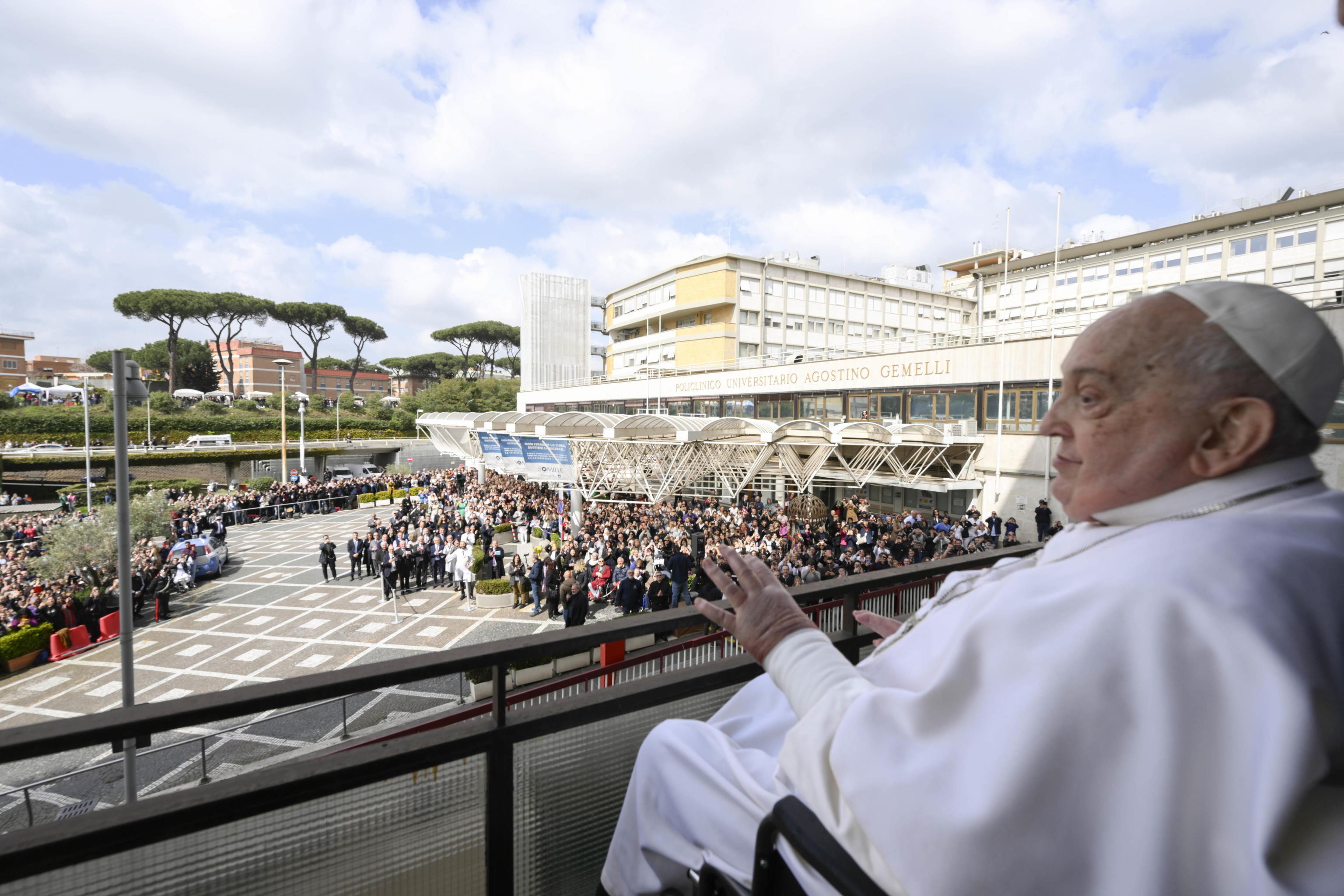 El papa Francisco saludó y bendijo a los fieles desde el balcón del hospital Gemelli, donde estuvo hospitalizado desde el 14 de febrero y recibió el alta el 23 de marzo de 2025. (Foto Prensa Libre: EFE)