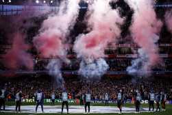 London (United Kingdom), 08/04/2025.- Smoke rises during the prematch ceremony ahead of the UEFA Champions League quarter-final 1st leg match between Arsenal FC and Real Madrid in London, Britain, 08 April 2025. (Liga de Campeones, Reino Unido, Londres) EFE/EPA/TOLGA AKMEN