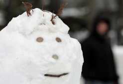 En la región de Moscú la situación es aún más nevada, en Klin los depósitos de nieve alcanzaron los 33 centímetros, lo que supone un récord para todo el invierno que acaba de concluir. (Foto Prensa Libre: EFE)