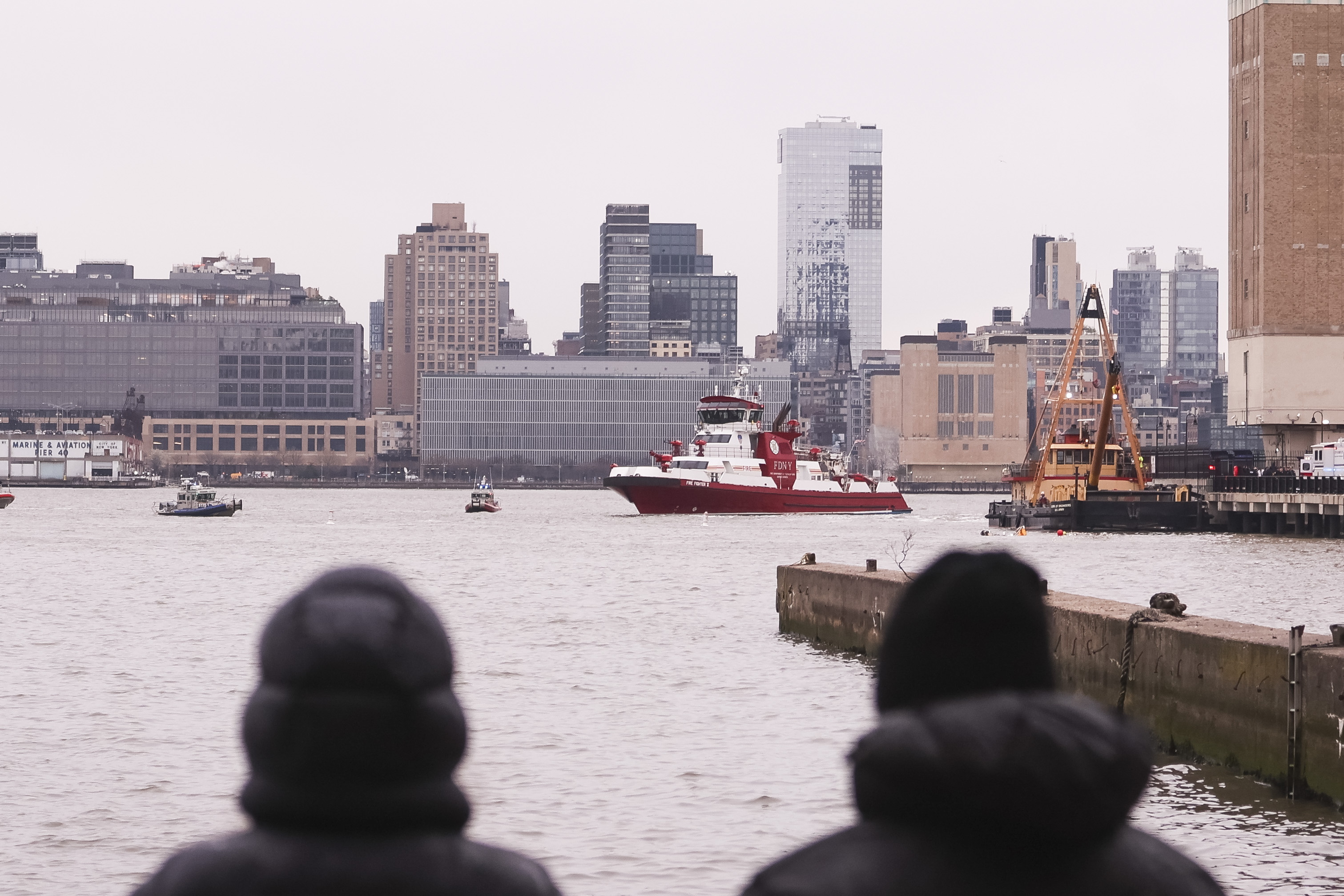 Videos en redes captan la caída de helicóptero en el río Hudson, Nueva York