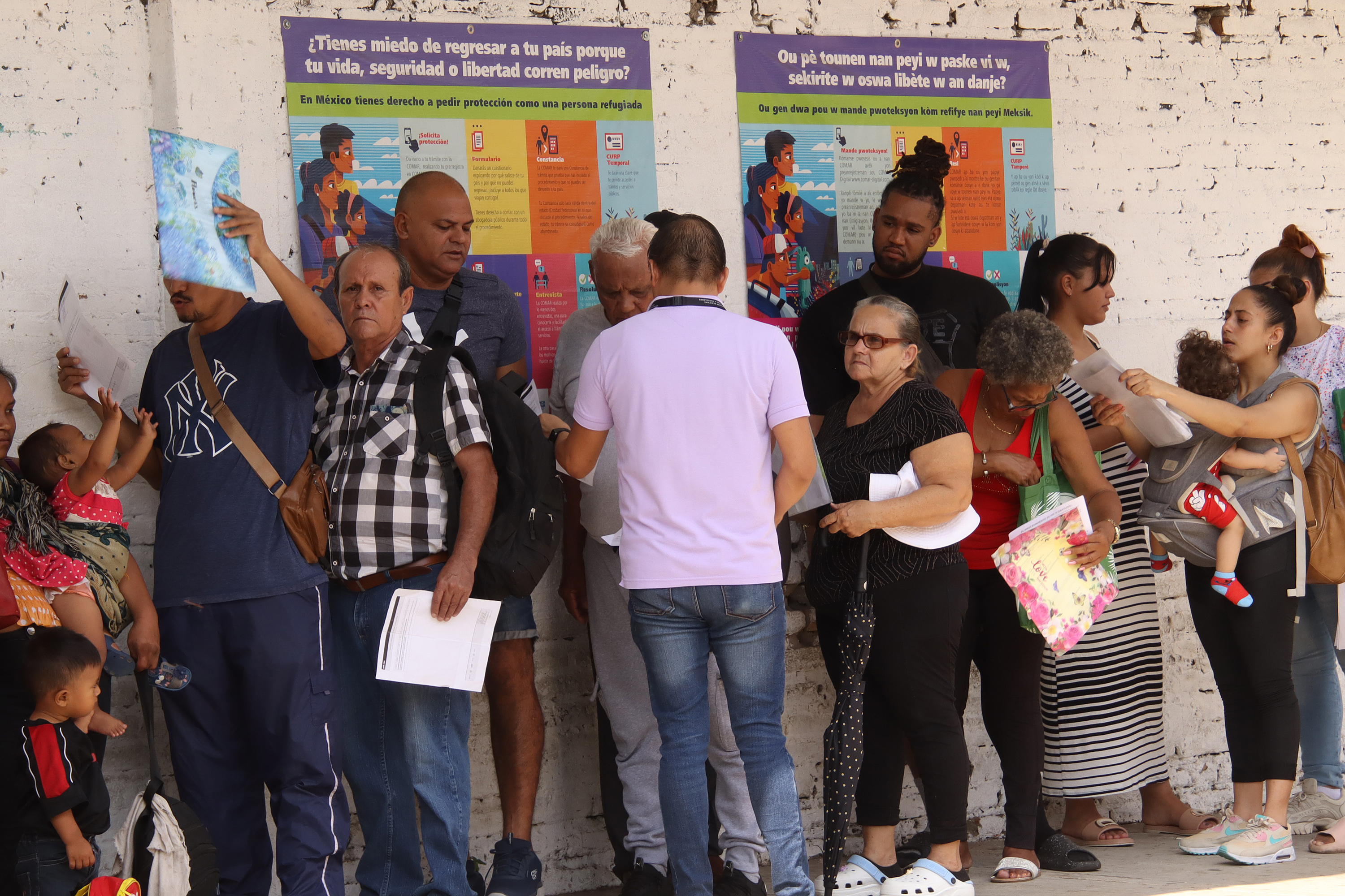 Jueza de EE. UU. blinda programa para migrantes de Venezuela, Cuba ...