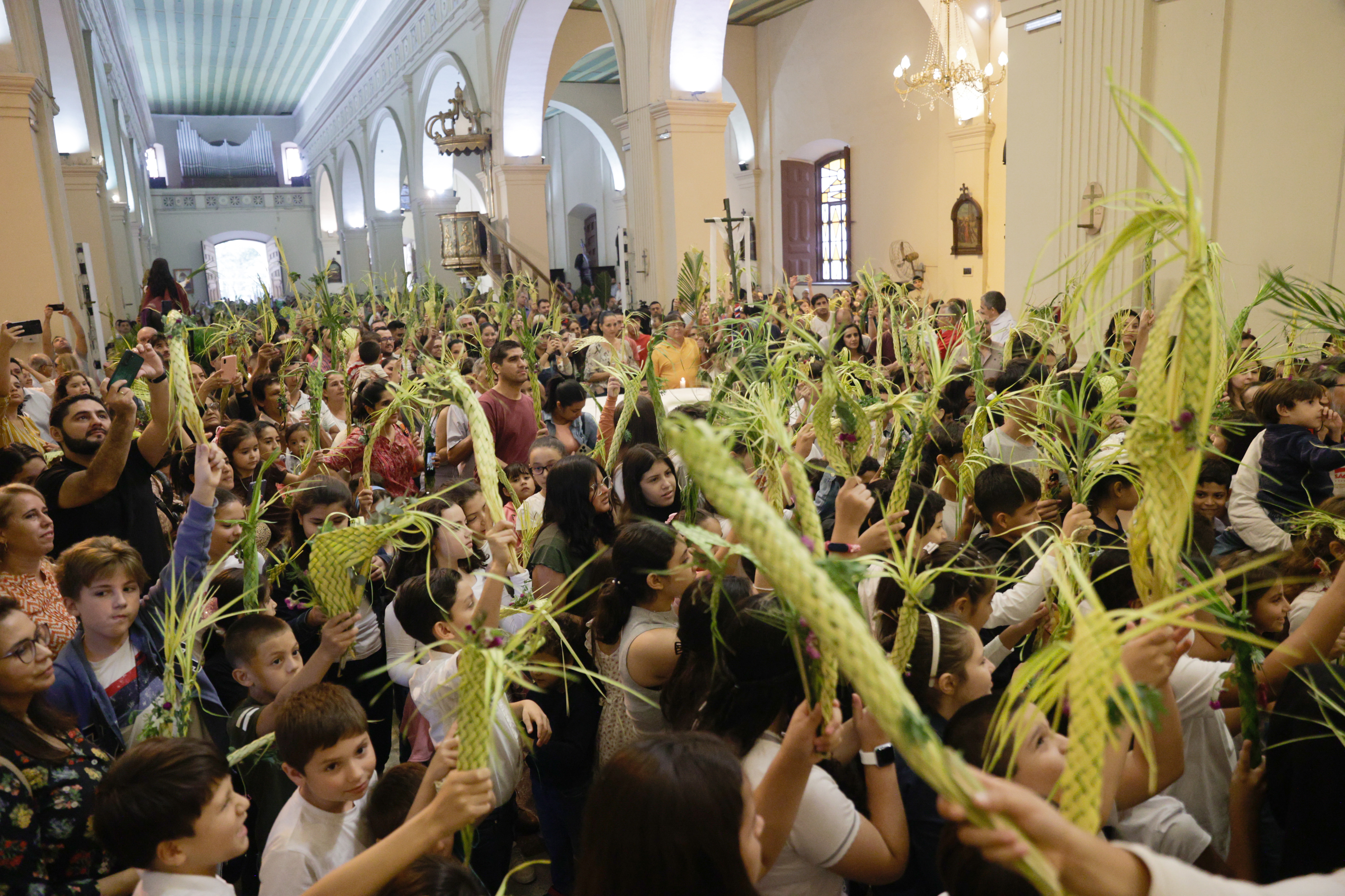 AME9113. ASUNCIÓN (PARAGUAY), 13/04/2025.- Personas participan en la bendición de ramos en la Catedral Metropolitana este domingo en Asunción (Paraguay). Católicos de Paraguay participan de la bendición de las palmas y una misa en la Catedral Metropolitana de Asunción con motivo del Domingo de Ramos, en el inicio de la Semana Santa. EFE/Juan Pablo Pino