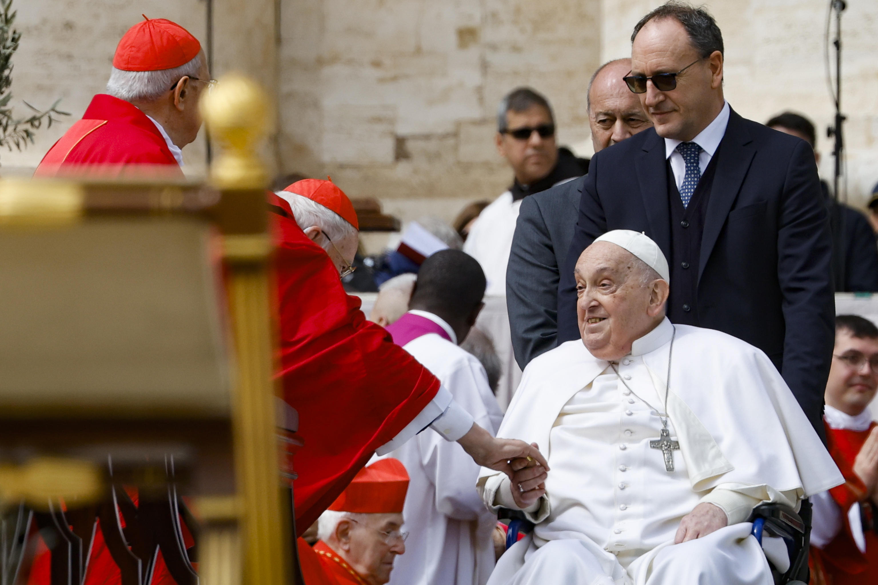 “Buena Semana Santa”: el Papa Francisco reaparece de sorpresa en el Vaticano durante Domingo de Ramos