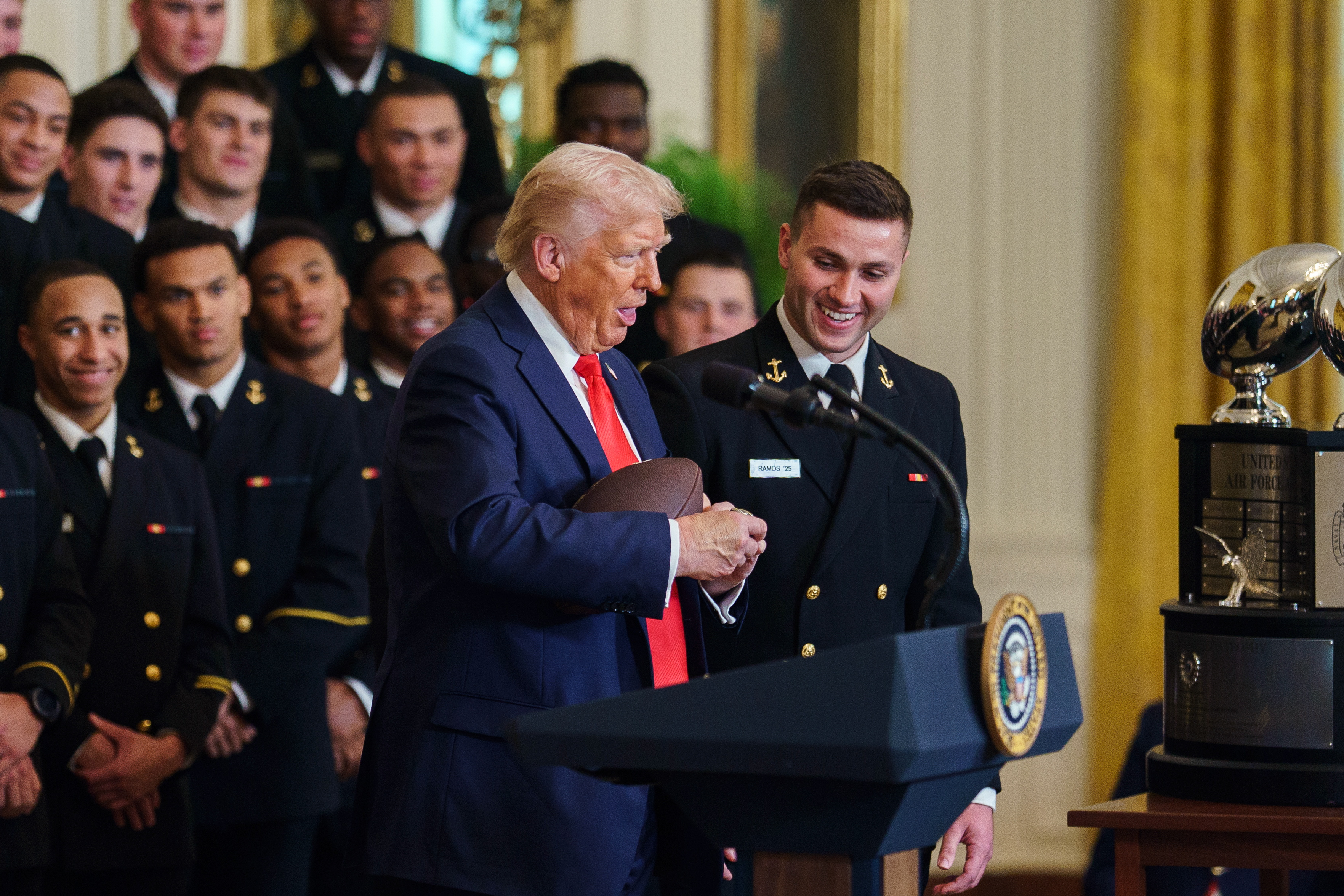 Juez dice que Trump habría cometido desacato por expulsión de migrantes bajo la “Ley de Enemigos Extranjeros”