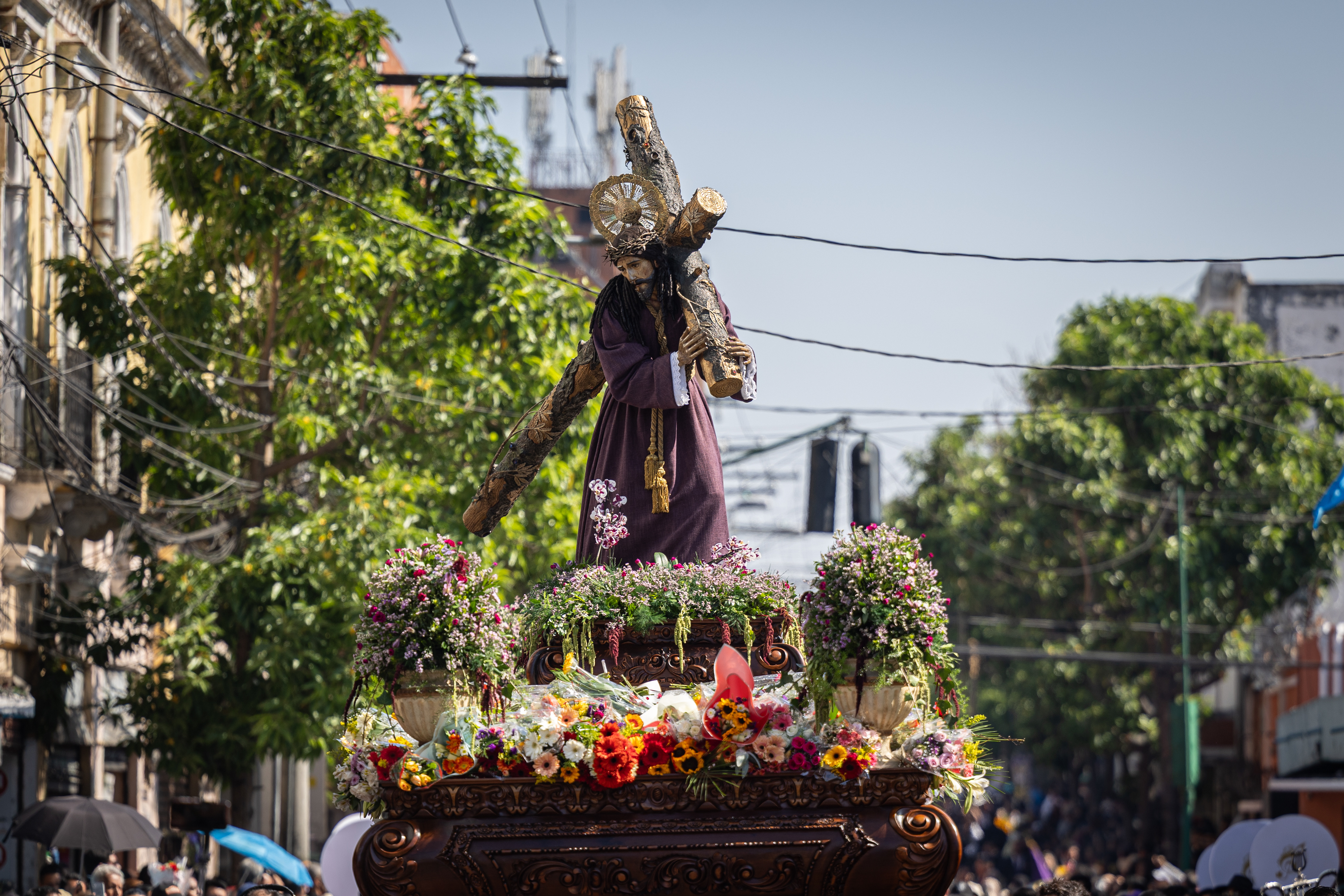 FOTODELDÍA AME9743. CIUDAD DE GUATEMALA (GUATEMALA), 15/04/2025.- Fotografía de una figura de Cristo durante la procesión de La Reseña este martes, en Ciudad de Guatemala (Guatemala). Miles de fieles católicos celebraron la procesión de La Reseña, un cortejo procesional de Semana Santa que cumplió 375 años y que se caracteriza por ser una de las más coloridas por las flores que los devotos lanzan sobre la imagen de Cristo durante su largo recorrido. EFE/ David Toro