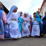 AME129. PAMPLONA (COLOMBIA), 16/04/2025.- Un grupo de niños participa en una procesión como parte de la Semana Santa Infantil, que celebra su edición número 34 bajo el lema 'Niños y niñas, peregrinos de la esperanza' este miércoles, en Pamplona (Colombia) . La Semana Santa de Pamplona en el departamento de Norte de Santander, fue declarada Patrimonio Cultural Inmaterial de la Nación en 2013 y es uno de los lugares más visitados en Colombia durante la Semana Mayor. EFE/ Mario Caicedo