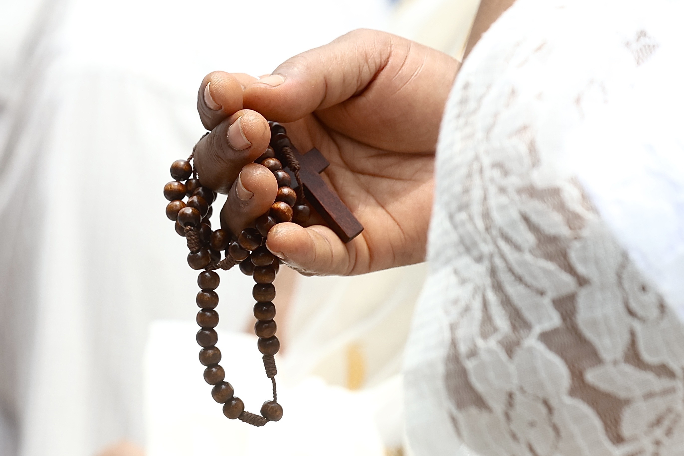 BANGALORE (India), 18/04/2025.- A Christian holds a rosary as they offer special prayers on the occasion of Good Friday at St. Francis Xavier's Cathedral in Bangalore, India, 18 April 2025. It is one of the most important religious holidays observed by Christians around the world, commemorating the crucifixion of Jesus Christ and His death at Golgothaa central event in Christian theology.  EFE/EPA/JAGADEESH NV