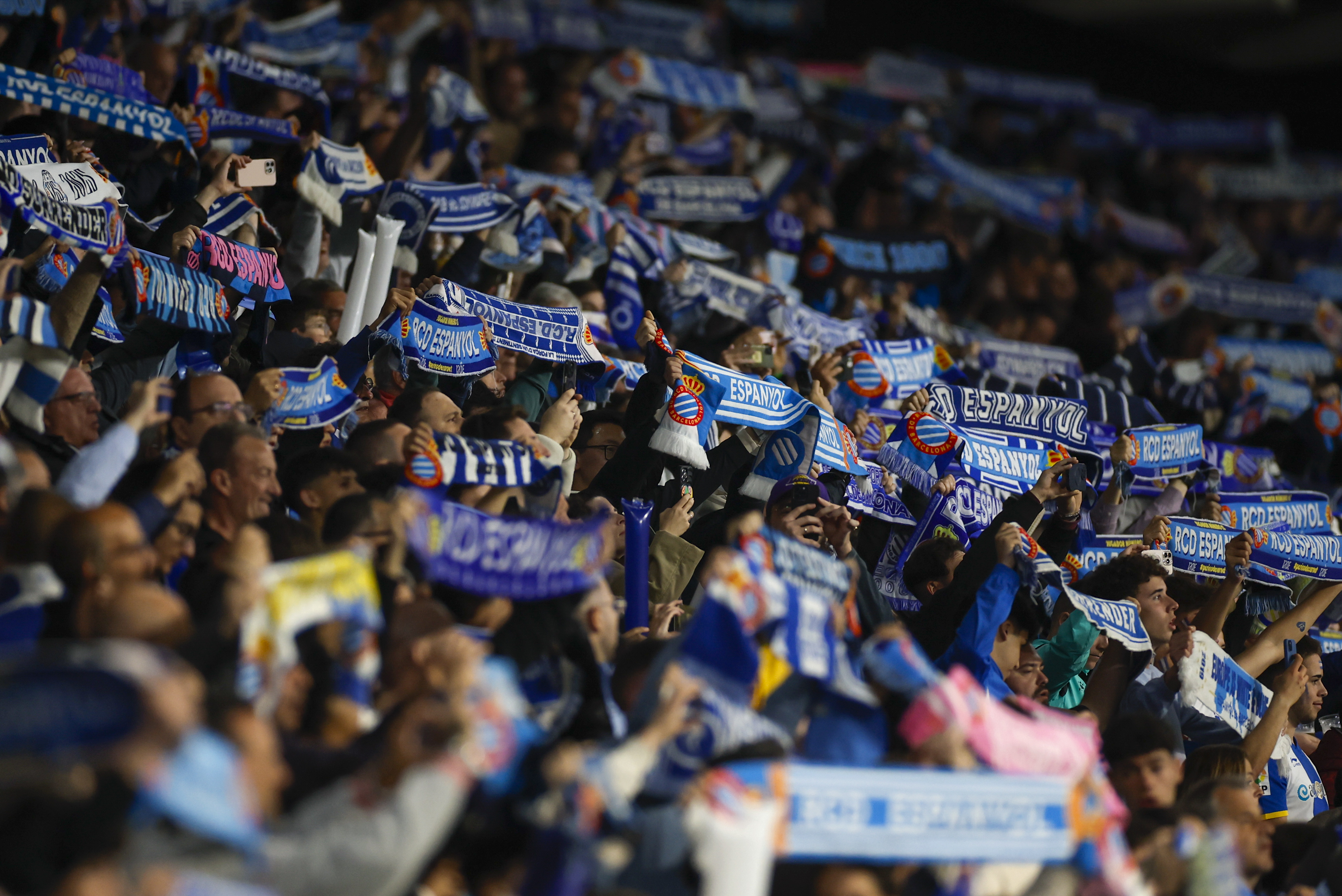 Un carro embiste a una multitud cerca del RCDE Stadium y deja varios heridos antes del Espanyol vs Barcelona