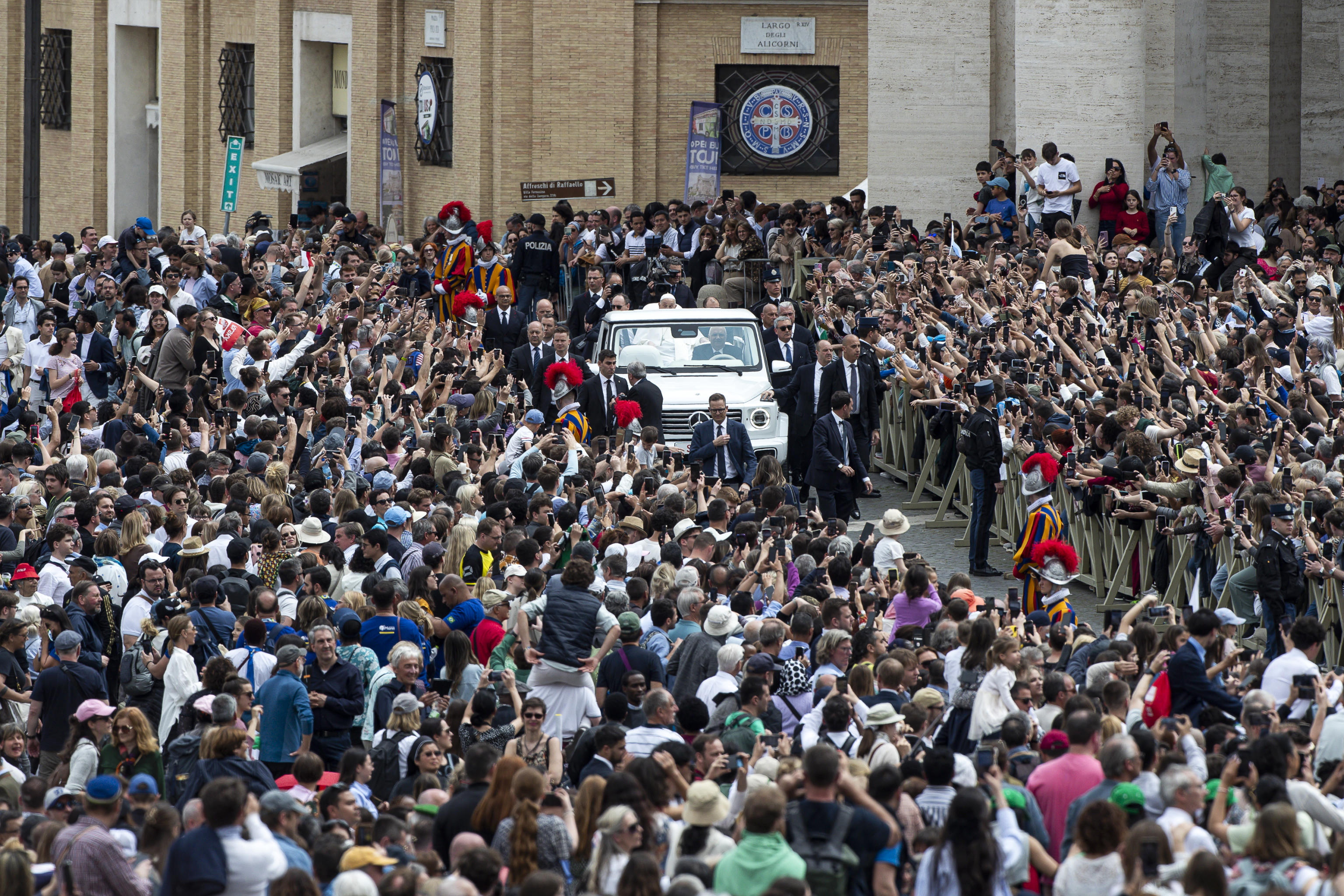 El 20 de abril de 2025, el papa Francisco saluda a los fieles tras la bendición Urbi et Orbi tras la Misa de Pascua en el Papa Móvil en la Plaza de San Pedro, en la Ciudad del Vaticano. (Foto Prensa Libre: EFE)