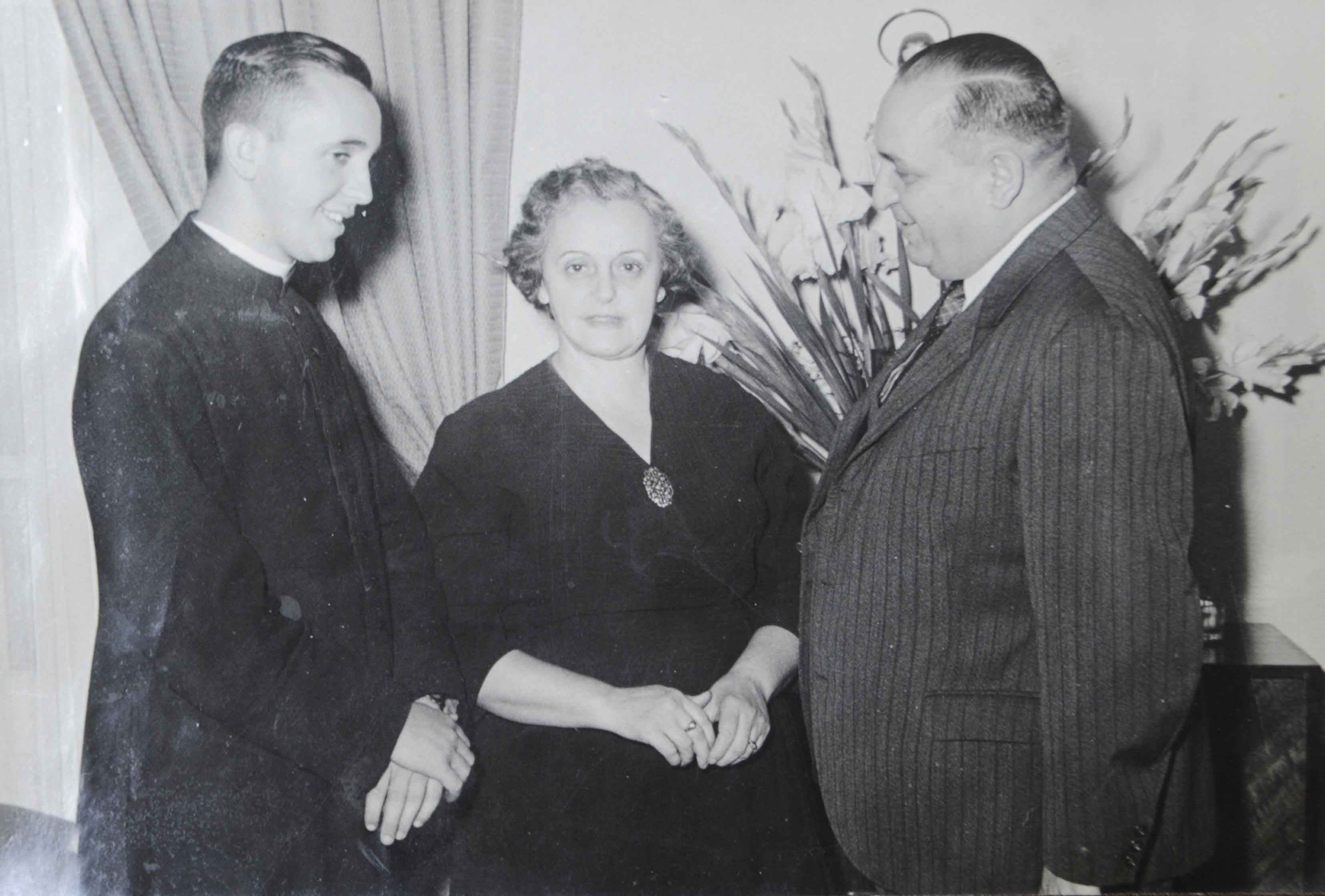 Jorge Bergoglio junto a sus padres Regina Sívori (centro) y Mario Bergoglio (der.) (Foto Prensa Libre: EFE) 