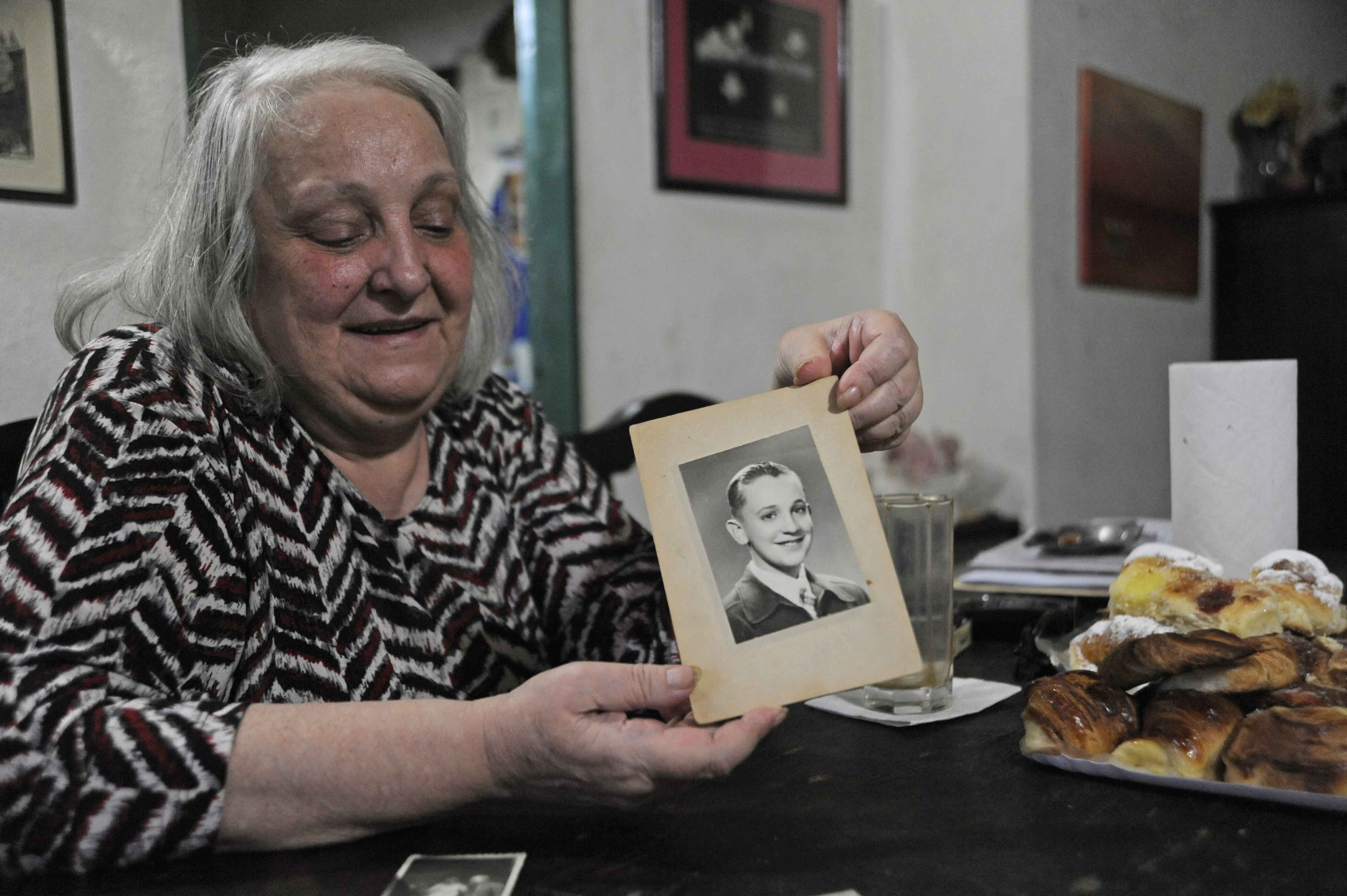 La hermana del papa Francisco, María Elena Bergoglio muestra una fotografía de su hermano Jorge Bergoglio en su niñez. (Foto Prensa Libre: EFE)

