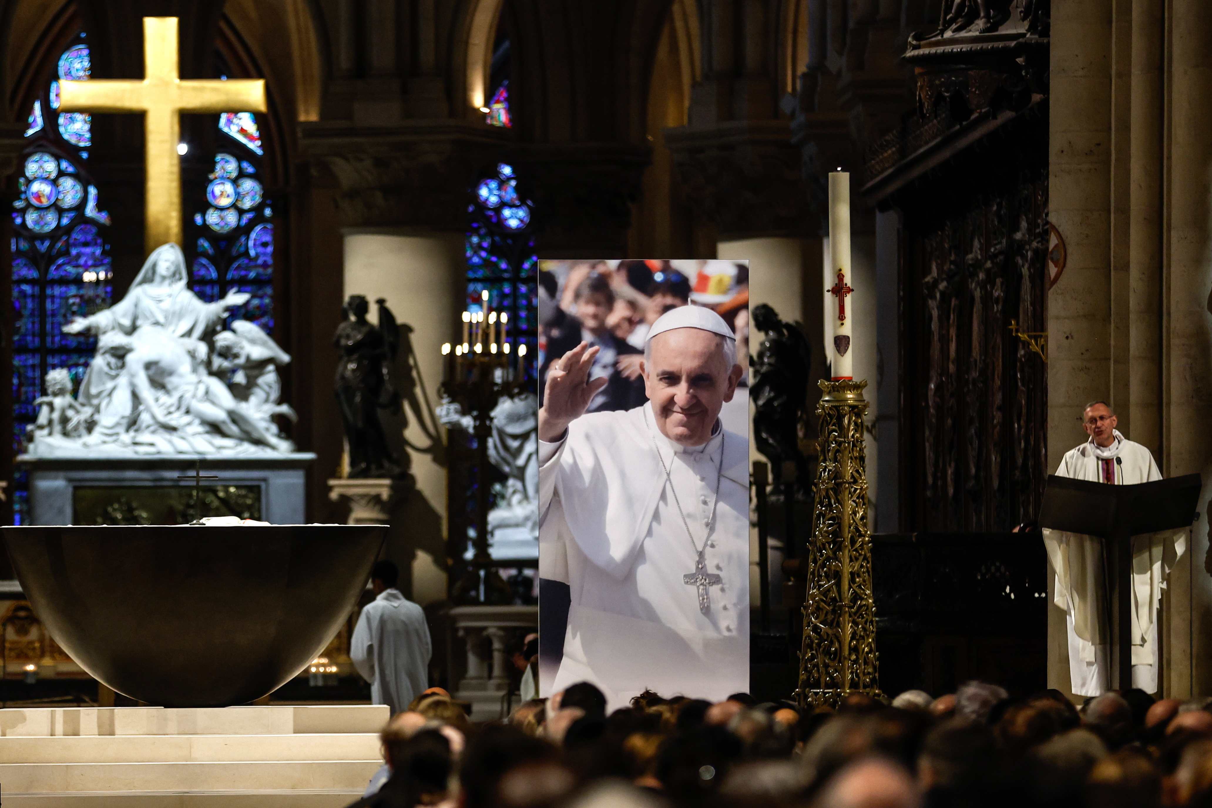 Paris (France), 04/21/2025.- A Portrait of Late Pope Francis Is Seen During Mass In His Honor at The Notre-Dame of Paris Cathedral in Paris, France, 21 April 2025. Pope Francis died on 21 APRIL 2025 at the age of 88, According to the Holy See. Born Jorge Mario Bergoglio in Buenos Aires, Argentina, on 17 December 1936, He was appined leader of the catholic church on 13 march 2013, Succeding Pontiff Emeritus Benedict XVI. (Pope, France, Holy See) EFE/EPA/MOHAMMED BADRA