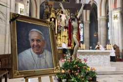 Lodz (Poland), 21/04/2025.- A portrait of Pope Francis is seen inside the Archcathedral Basilica of St. Stanislaus Kostka in Lódz, Poland, 21 April 2025. Pope Francis died on 21 April 2025 at the age of 88, according to the Holy See. Born Jorge Mario Bergoglio in Buenos Aires, Argentina, on 17 December 1936, he was appointed leader of the Catholic Church on 13 March 2013, succeeding Pontiff Emeritus Benedict XVI. (Papa, Santa Sede, Polonia) EFE/EPA/MARIAN ZUBRZYCKI POLAND OUT