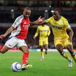 LONDON (United Kingdom), 23/04/2025.- Raheem Sterling of Arsenal (L) in action against Tyrick Mitchell of Crystal Palace (R) during the English Premier League soccer match Arsenal vs Crystal Palace in London, Britain, 23 April 2025. (Reino Unido, Londres) EFE/EPA/ANDY RAIN DITORIAL USE ONLY. No use with unauthorized audio, video, data, fixture lists, club/league logos, 'live' services or NFTs. Online in-match use limited to 120 images, no video emulation. No use in betting, games or single club/league/player publications.