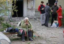KYIV (Ukraine), 24/04/2025.- Local people react at the site of a rocket strike that hit a residential building in Kyiv, Ukraine, 24 April 2025, amid the ongoing Russian invasion. Russia launched a large-scale overnight attack using a combination of drones and various types of rockets. At least nine people were killed and 63 others injured, including six children, in the strike on the residential building, according to the State Emergency Service report. (Rusia, Ucrania, Kiev) EFE/EPA/SERGEY DOLZHENKO