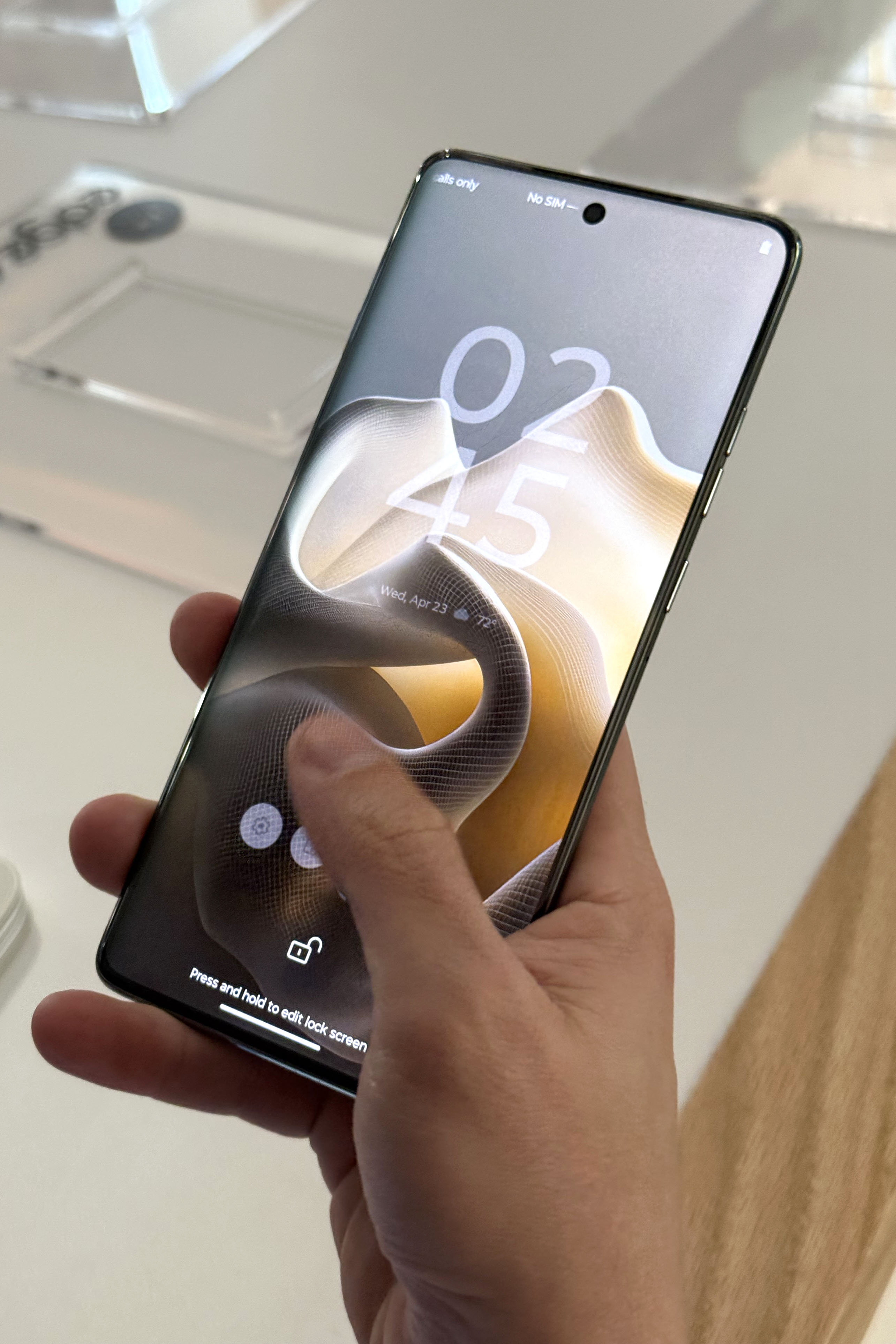 USA2080. NUEVA YORK (ESTADOS UNIDOS), 24/04/2025.- Una persona sostiene un teléfono móvil de la nueva generación de motorola razr durante un evento este miércoles, en Nueva York (Estados Unidos). Motorola se ha aliado con los grandes gigantes tecnológicos para ofrecer la inteligencia artificial (IA) más vanguardista y así brindar a los usuarios la opción de elegir su agente preferido en sus últimos teléfonos plegables 'razr', presentados este jueves, y que salen a la venta a mediados de mayo. EFE/ Sarah Yáñez-richards