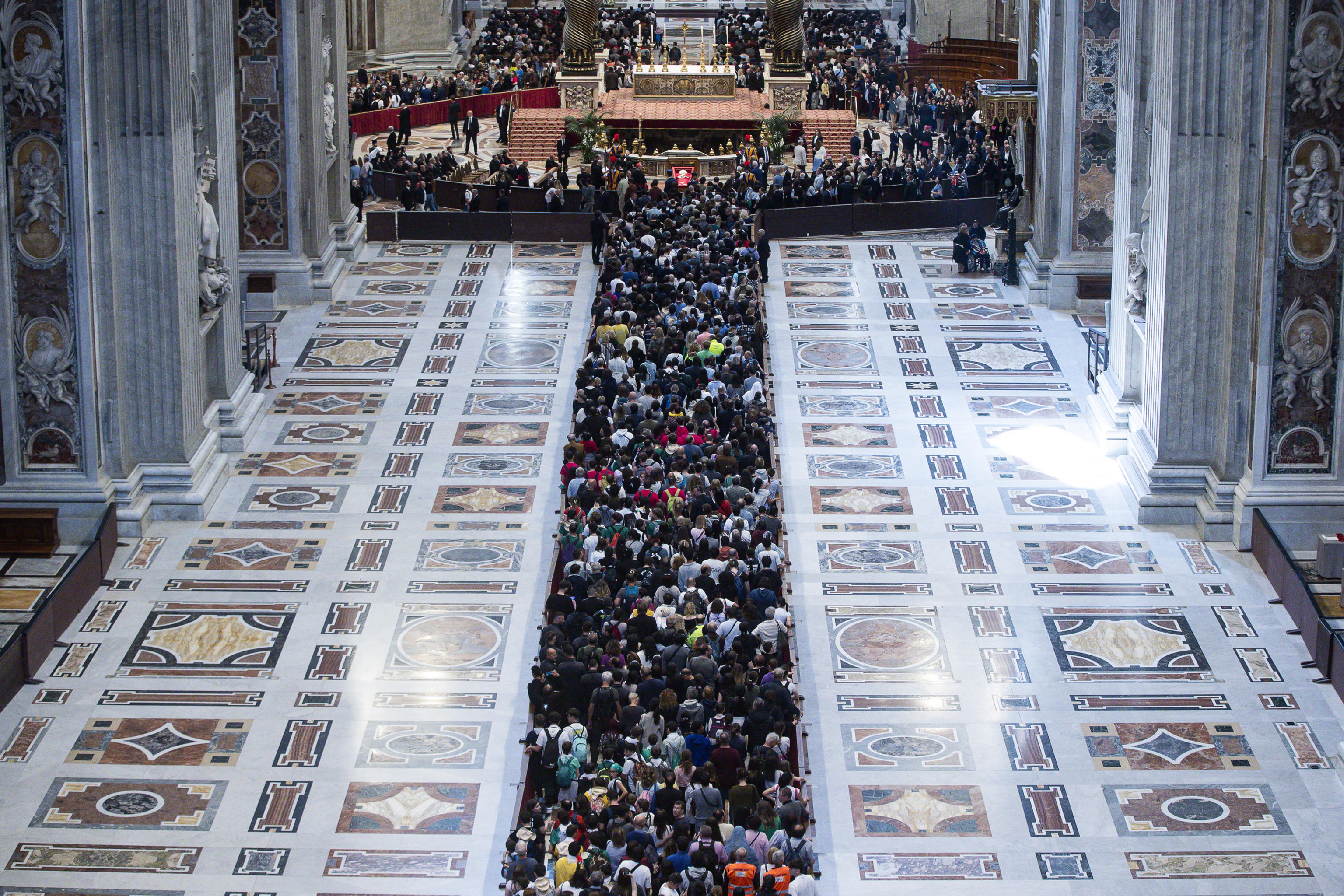 Cierran el féretro con el cuerpo del papa Francisco en la basílica de San Pedro