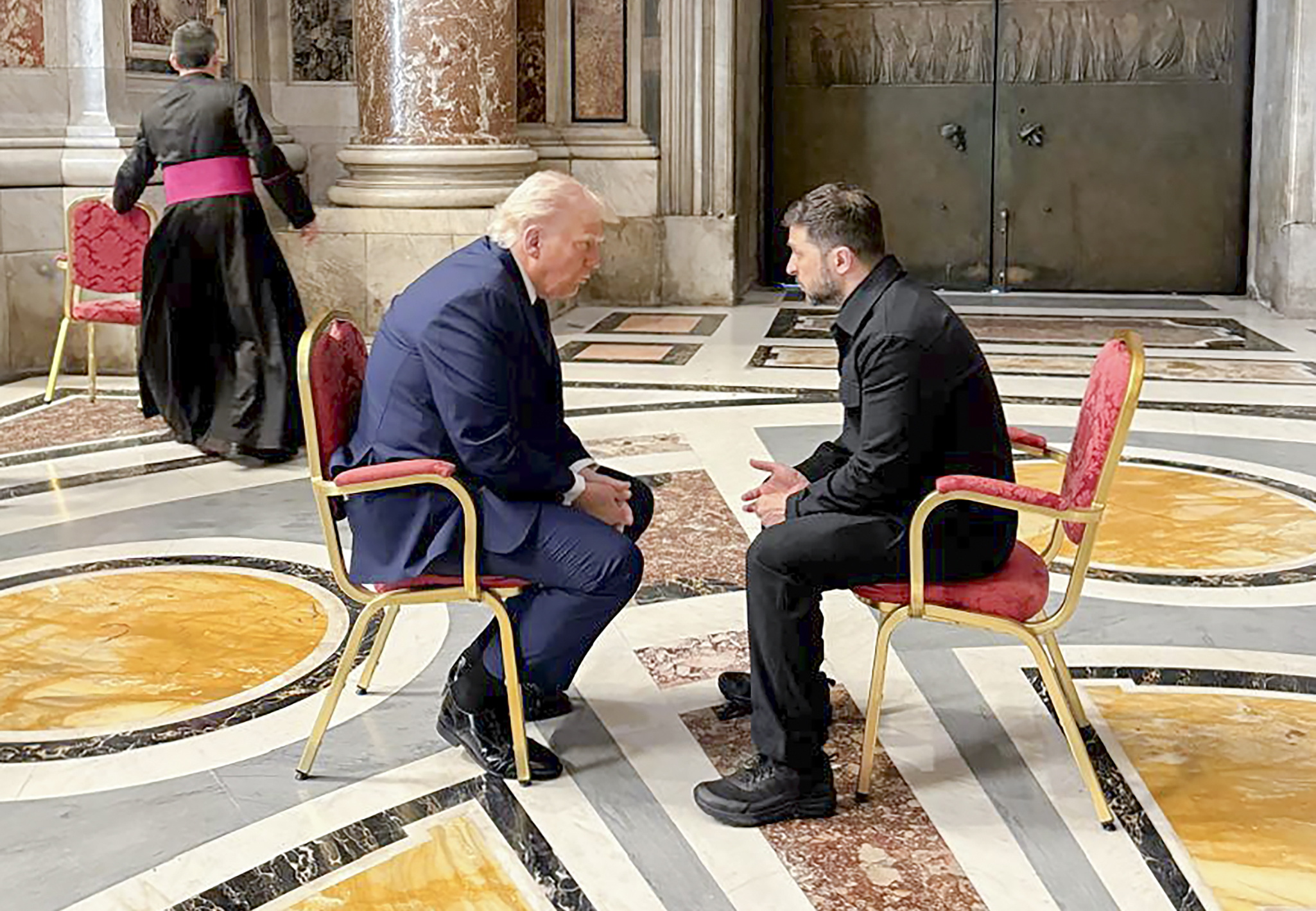 La foto viral del encuentro de Trump y Zelenski en el funeral del papa Francisco