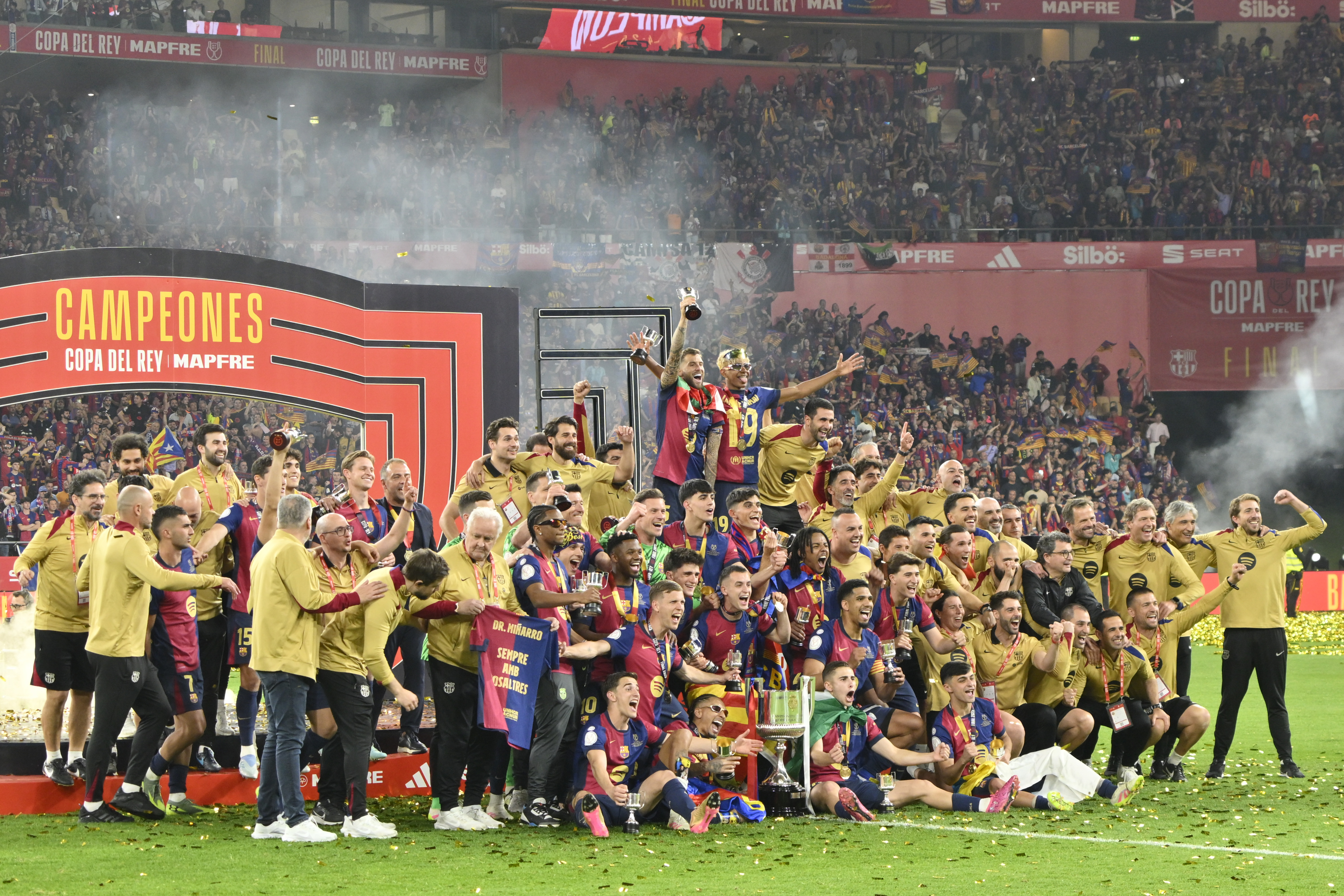 SEVILLA, 26/04/2025.- Los jugadores del FC Barcelona celebran su victoria en la final de la Copa del Rey a la finalización del encuentro que han disputado hoy sábado Real Madrid y FC Barcelona en el estadio de La Cartuja, en Sevilla. EFE / Raul Caro.