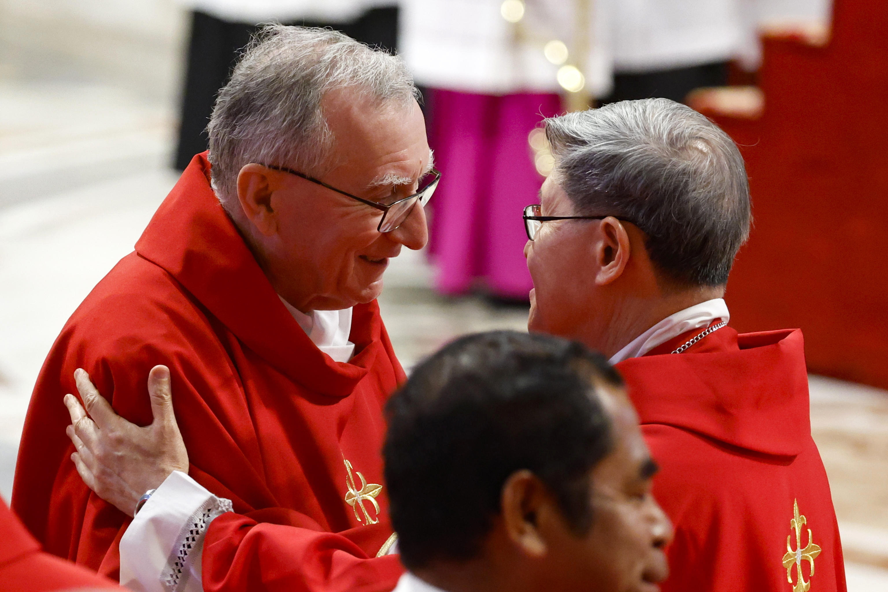 Los cardenales Pietro Parolin y Luis Antonio Tagle son los más sonados previo al cónclave que elegirá al sucesor del papa Francisco a partir del 7 de mayo. (Foto Prensa Libre: EFE/EPA/FABIO FRUSTACI).